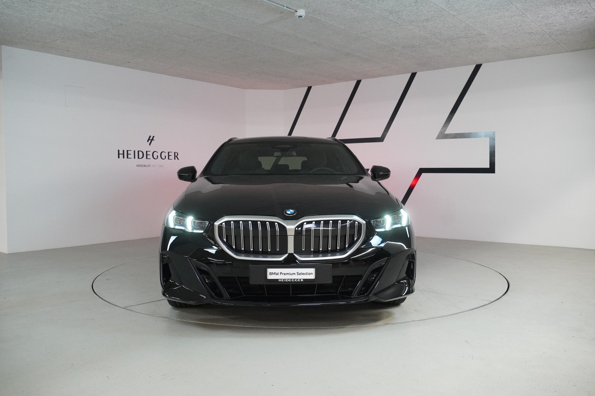 BMW 520d xDrive 48V Touring M Sport Steptronic-image-1