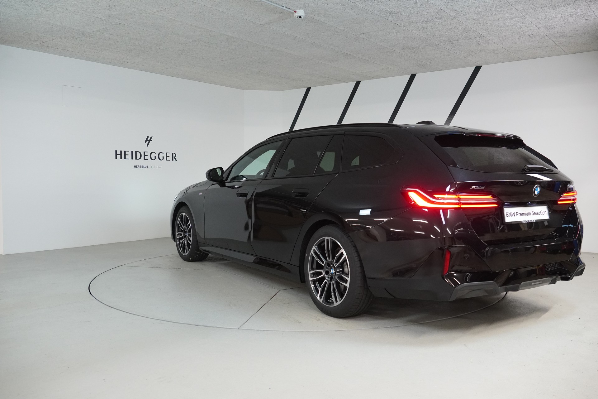 BMW 520d xDrive 48V Touring M Sport Steptronic-image-4