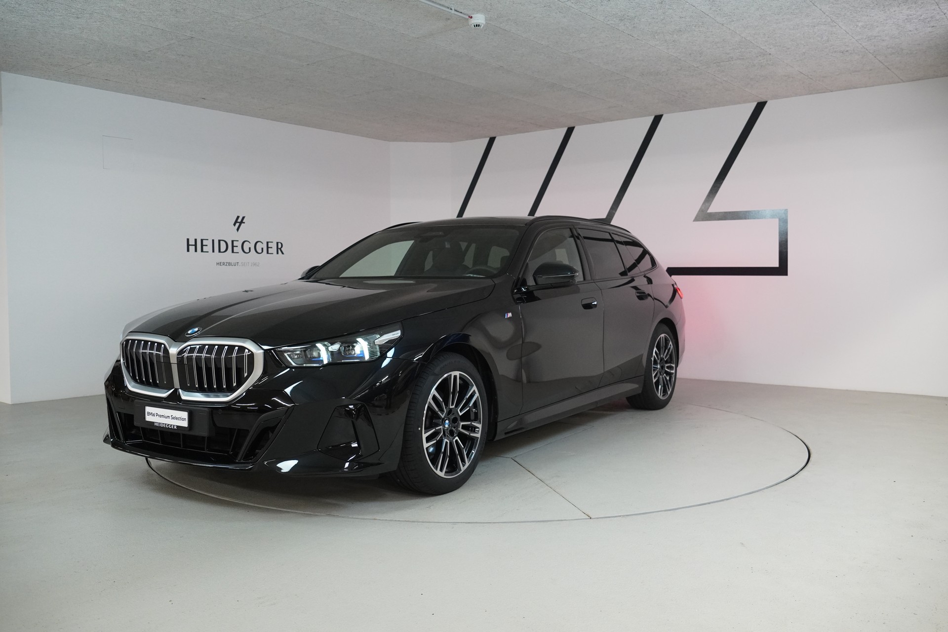 BMW 520d xDrive 48V Touring M Sport Steptronic-image-0