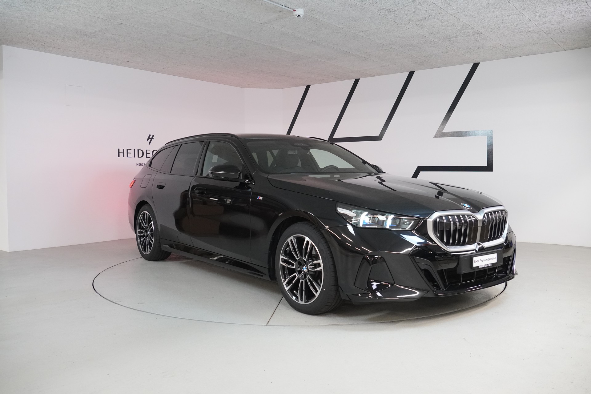 BMW 520d xDrive 48V Touring M Sport Steptronic-image-2