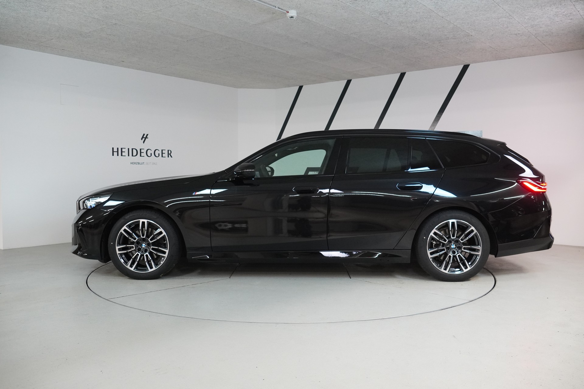 BMW 520d xDrive 48V Touring M Sport Steptronic-image-3