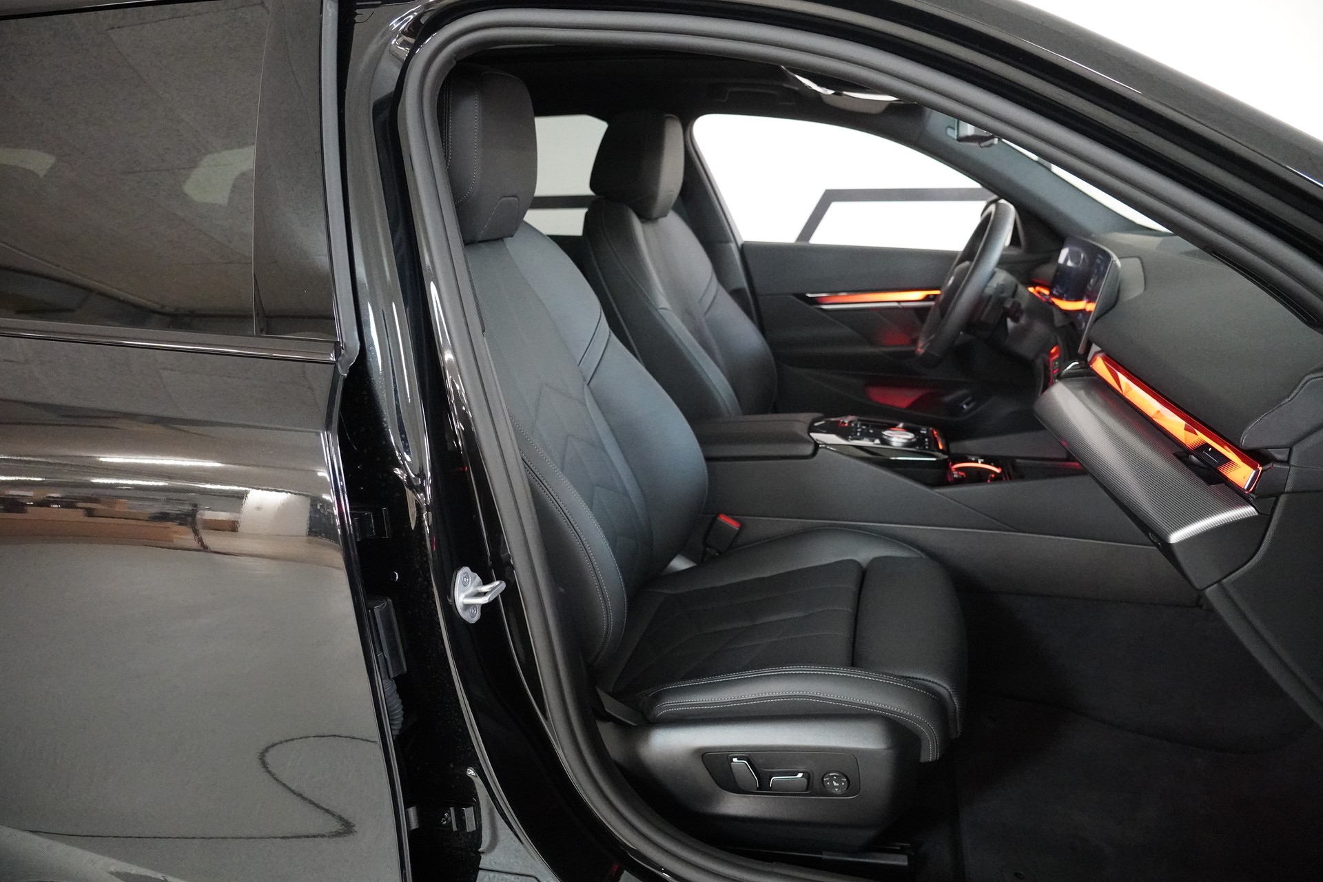 BMW 520d xDrive 48V Touring M Sport Steptronic-image-14