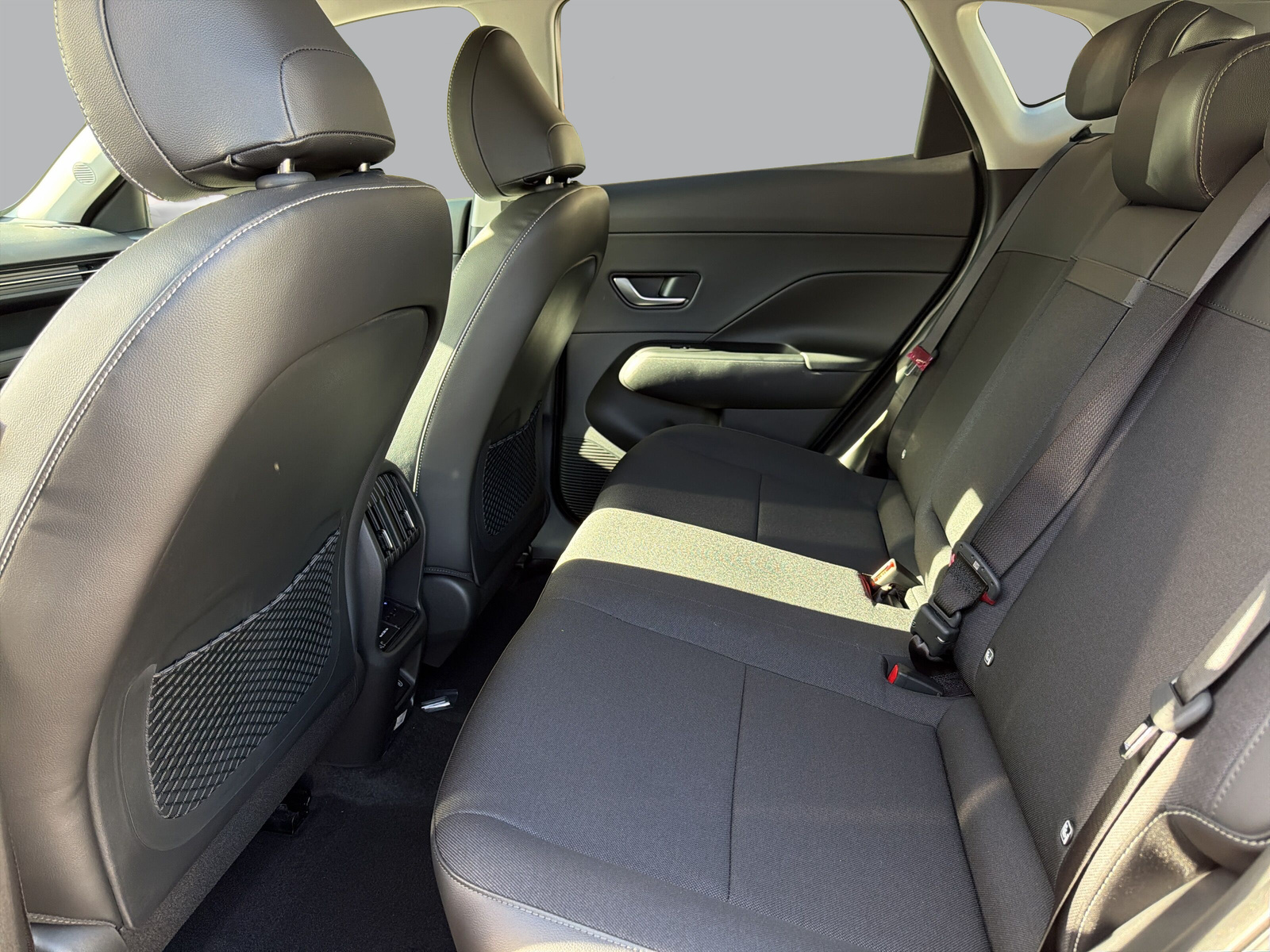 HYUNDAI Kona EV 65.4 kWh Amplia-image-14