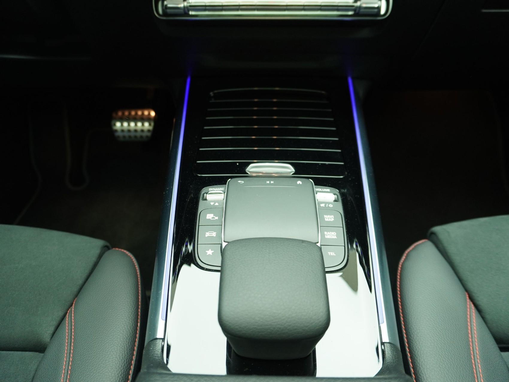 MERCEDES-BENZ EQA 350 Swiss Star AMG Line 4matic-image-16