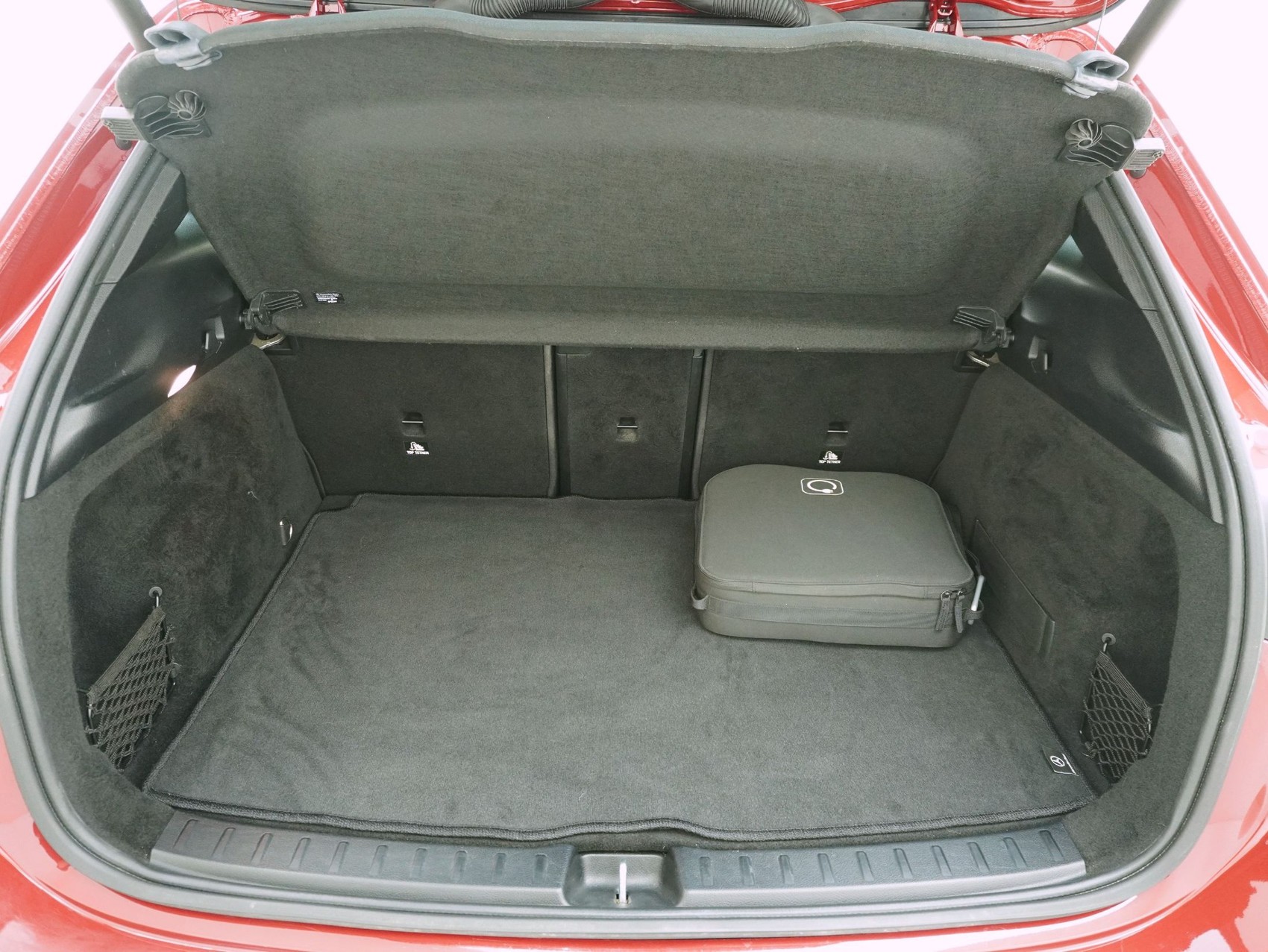 MERCEDES-BENZ EQA 350 Swiss Star AMG Line 4matic-image-12