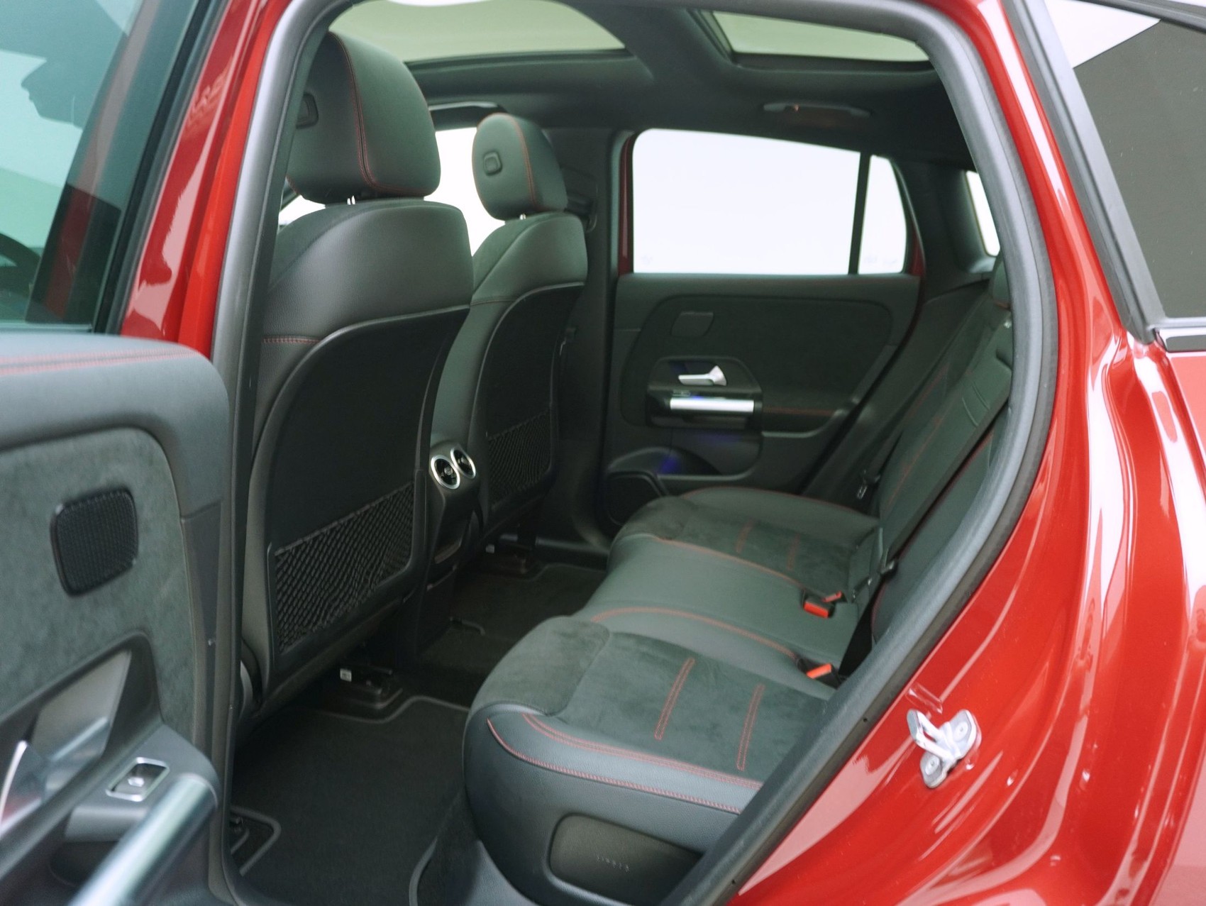 MERCEDES-BENZ EQA 350 Swiss Star AMG Line 4matic-image-11