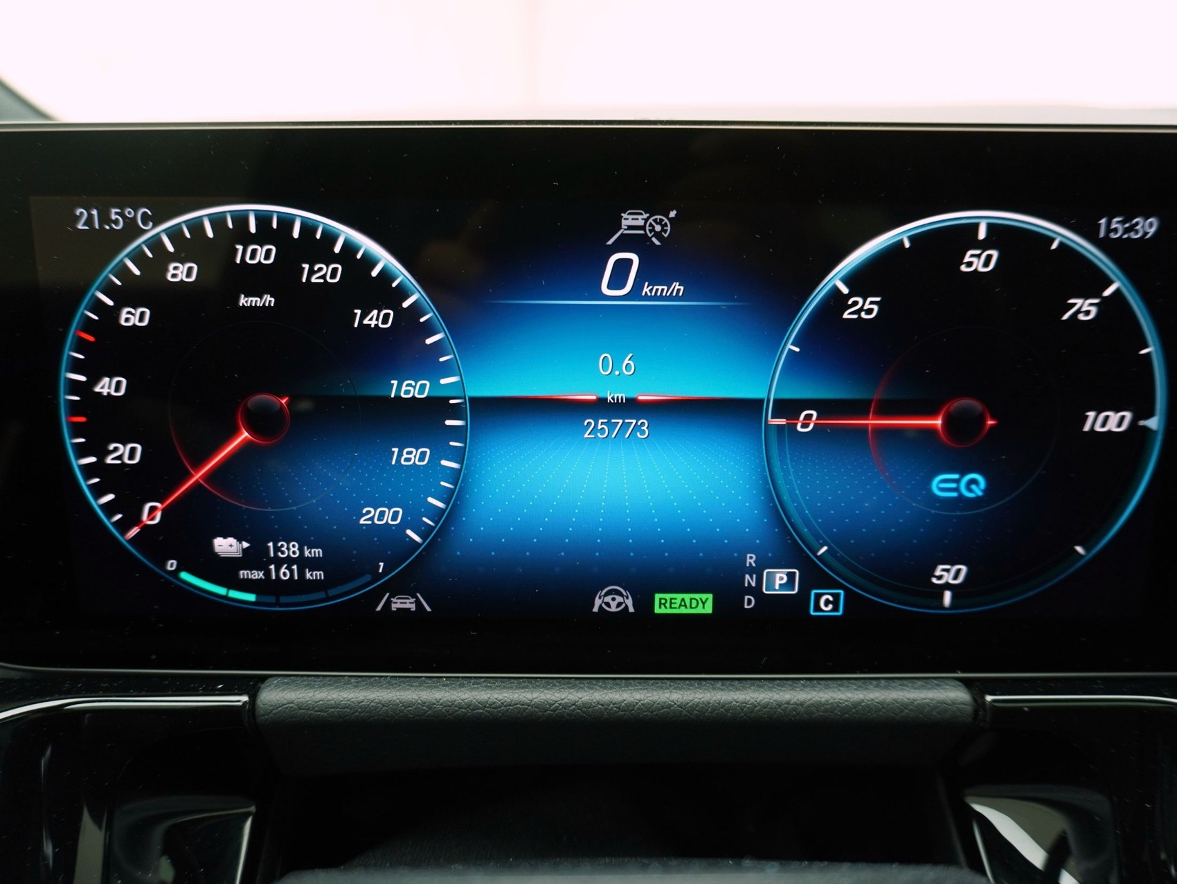 MERCEDES-BENZ EQA 350 Swiss Star AMG Line 4matic-image-17