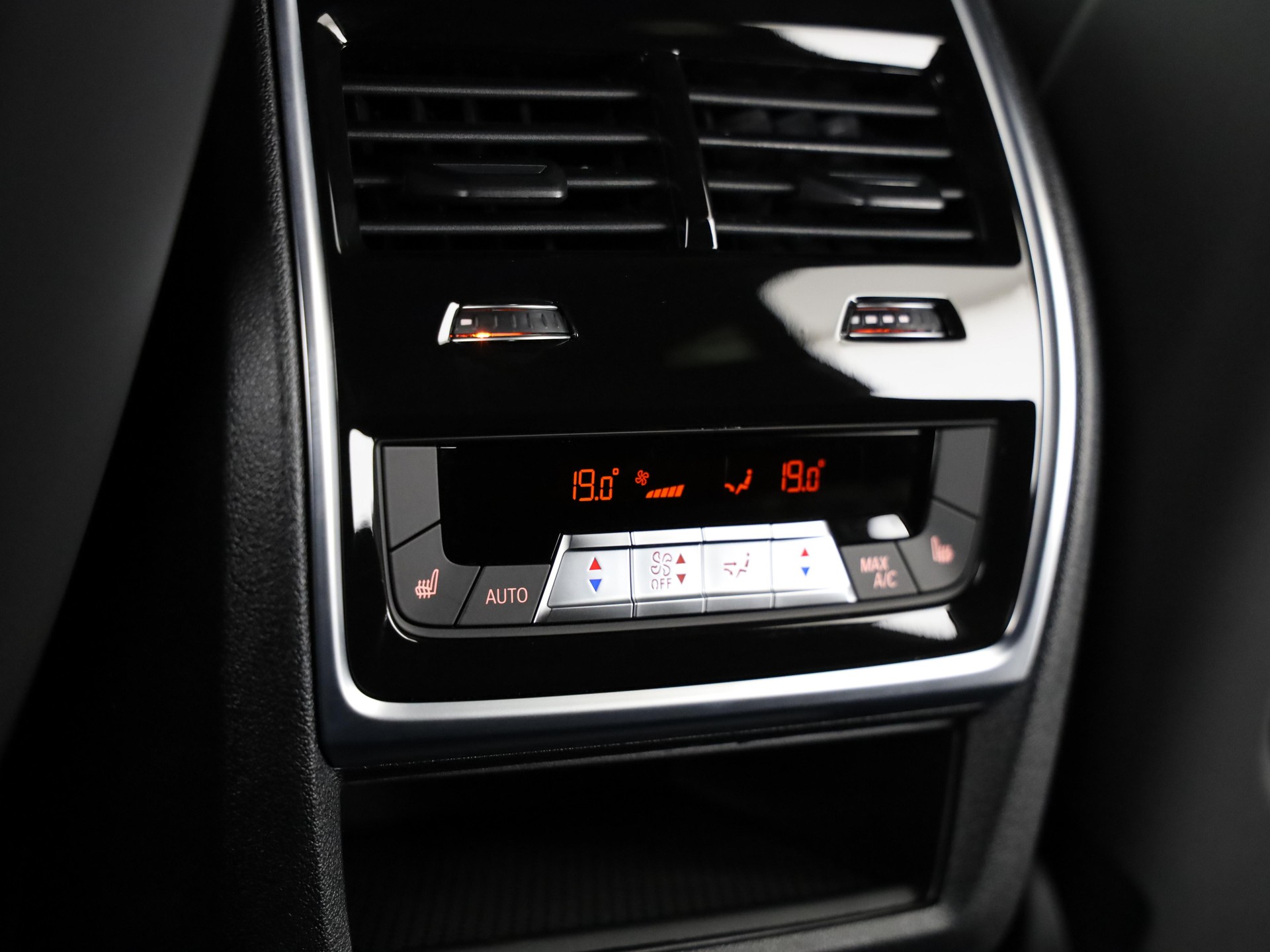 BMW XM Label Plug-in Hybrid-image-19