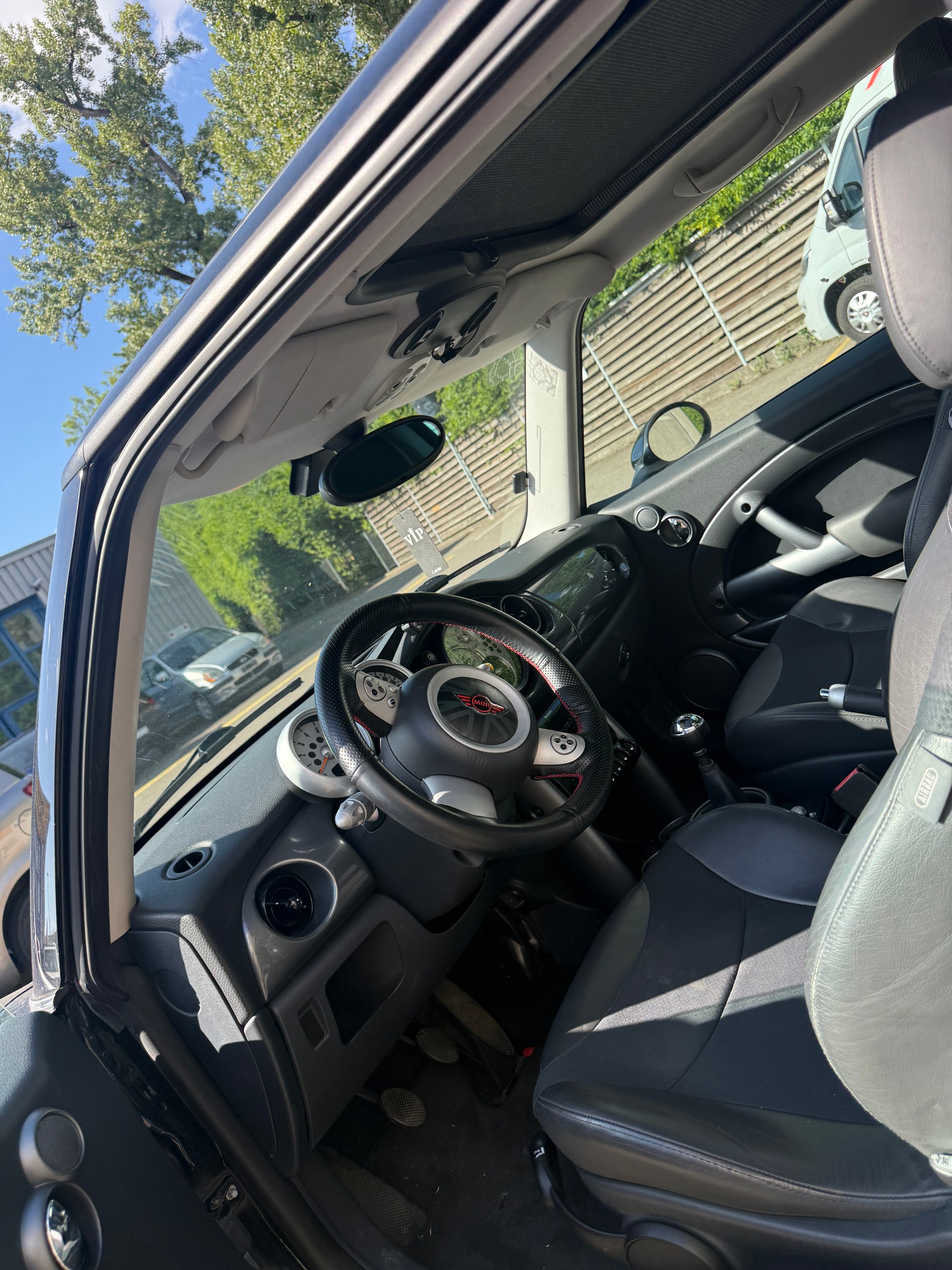 MINI 1.6i Cooper-image-4