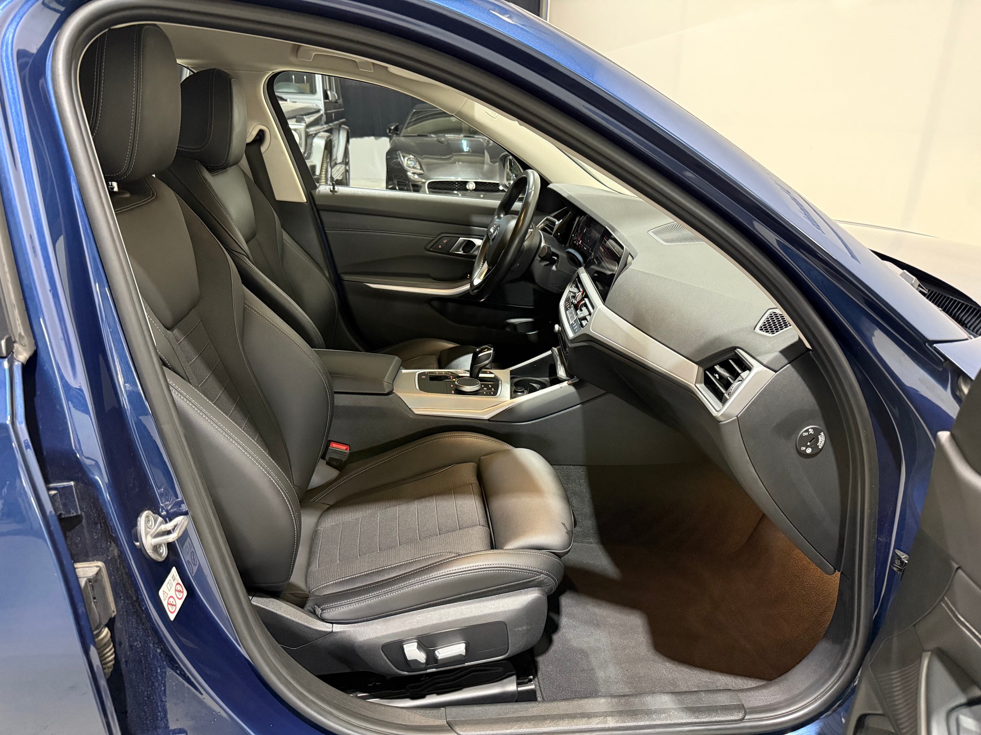 BMW 320d xDrive 48V Touring Steptronic-image-13