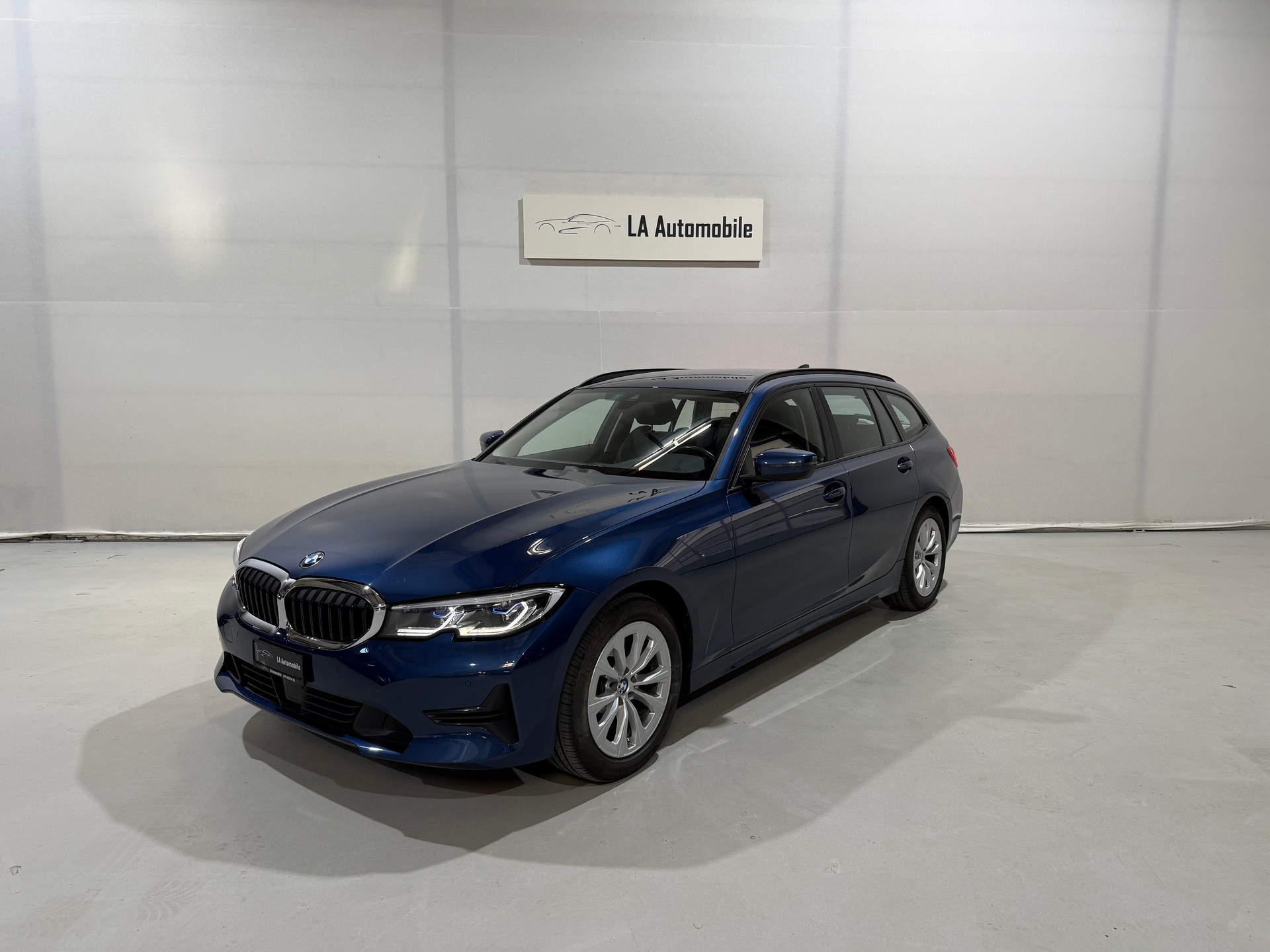 BMW 320d xDrive 48V Touring Steptronic-image-0