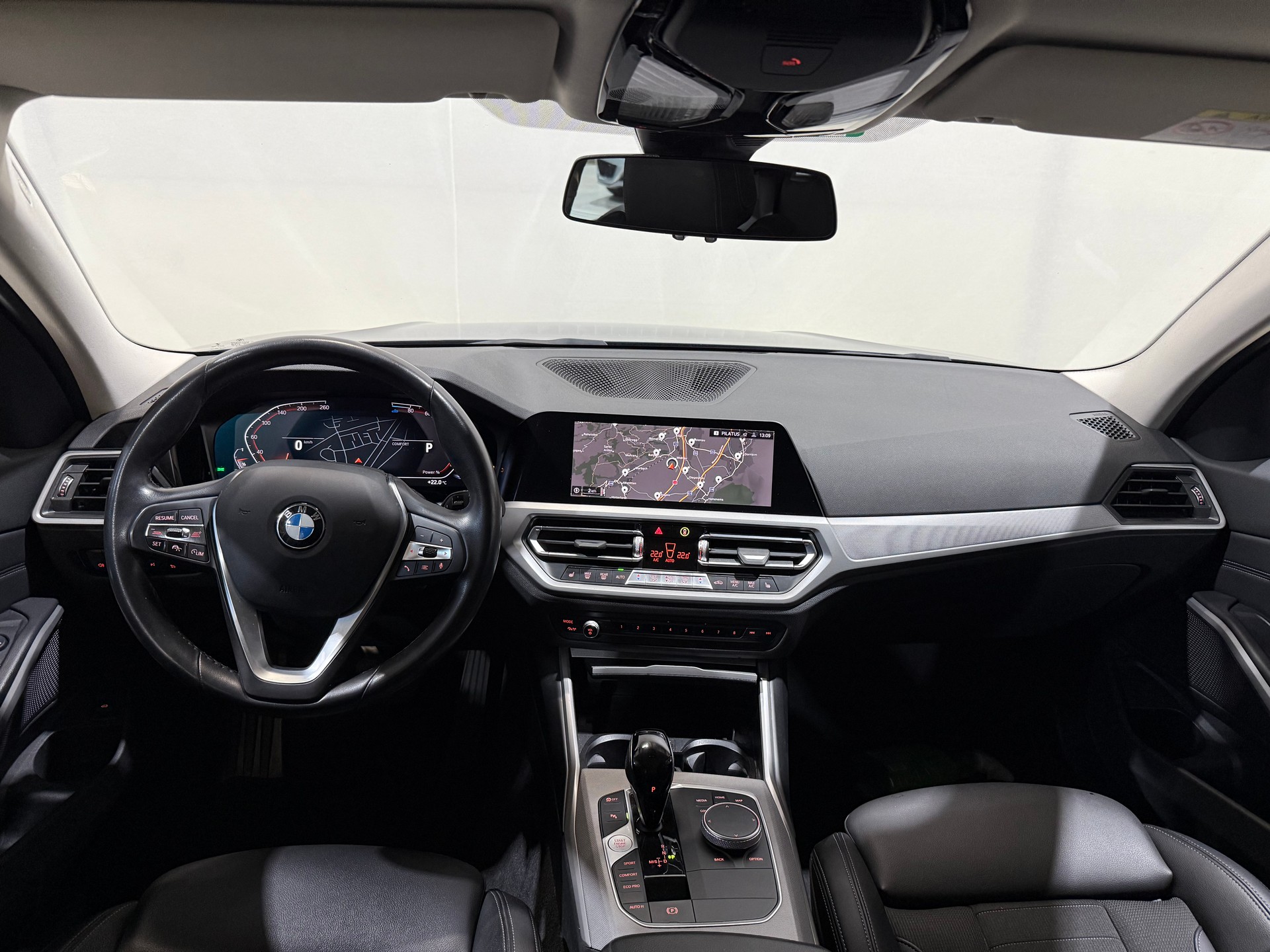 BMW 320d xDrive 48V Touring Steptronic-image-11