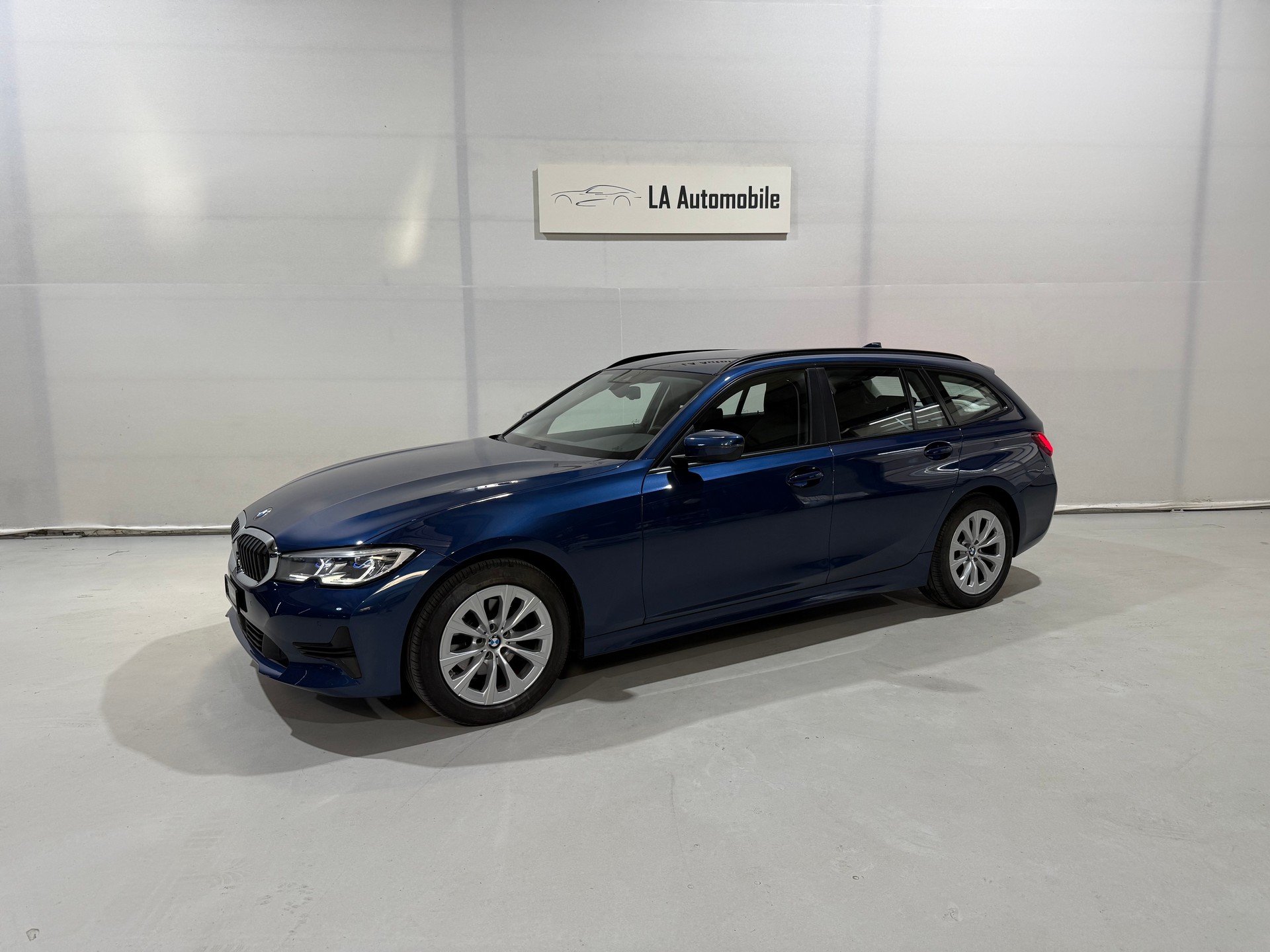 BMW 320d xDrive 48V Touring Steptronic-image-1