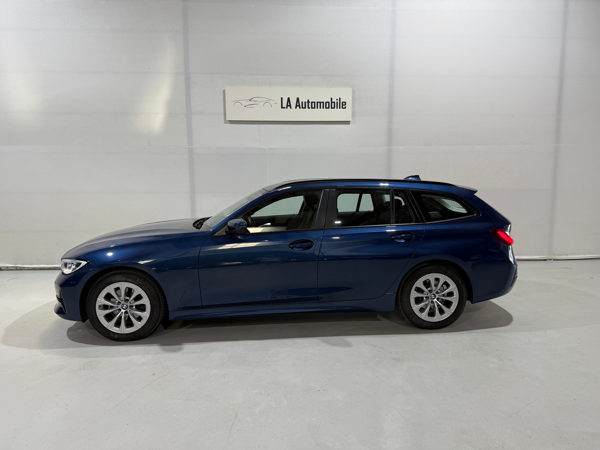 BMW 320d xDrive 48V Touring Steptronic-image-2