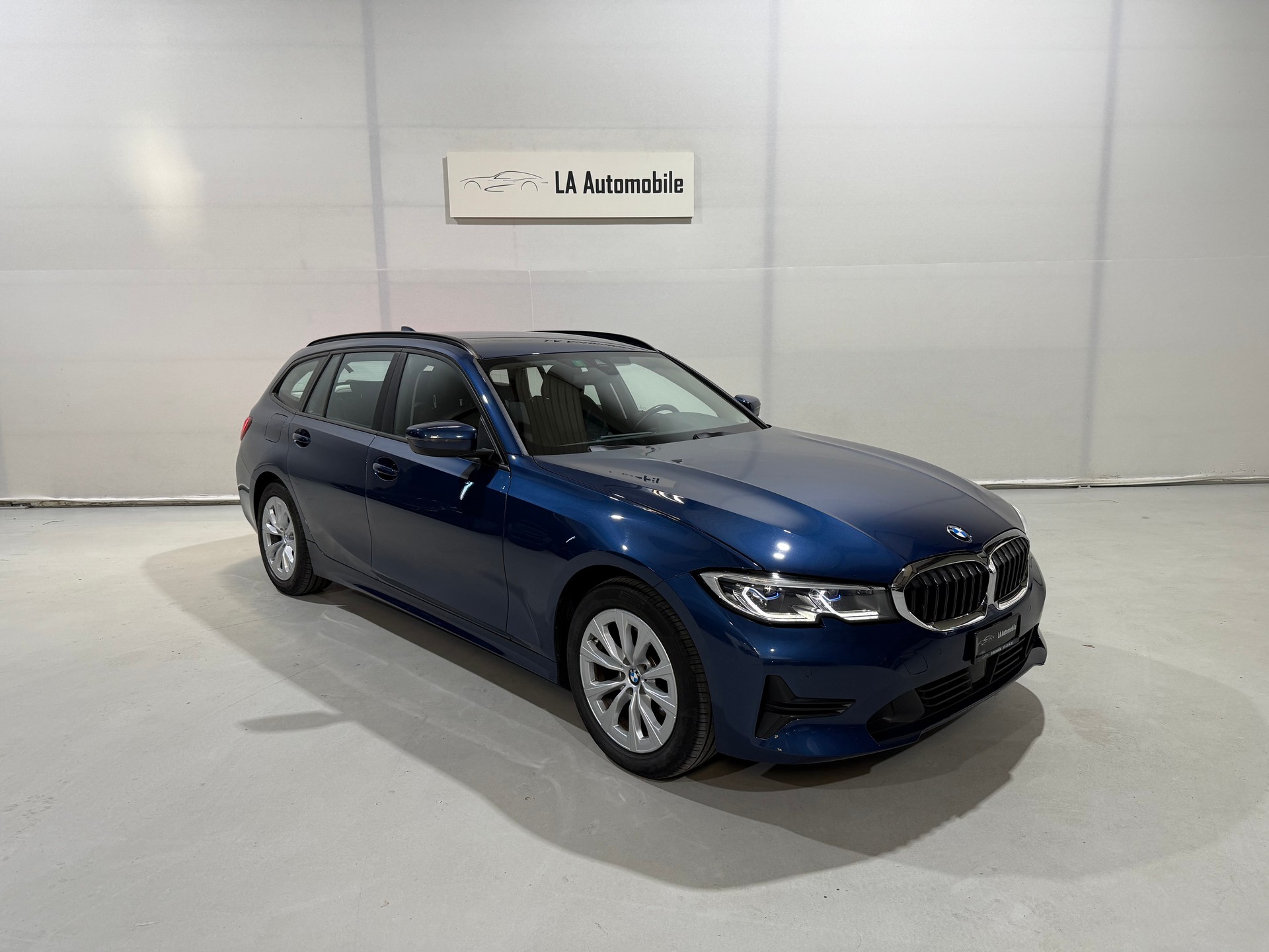 BMW 320d xDrive 48V Touring Steptronic-image-4