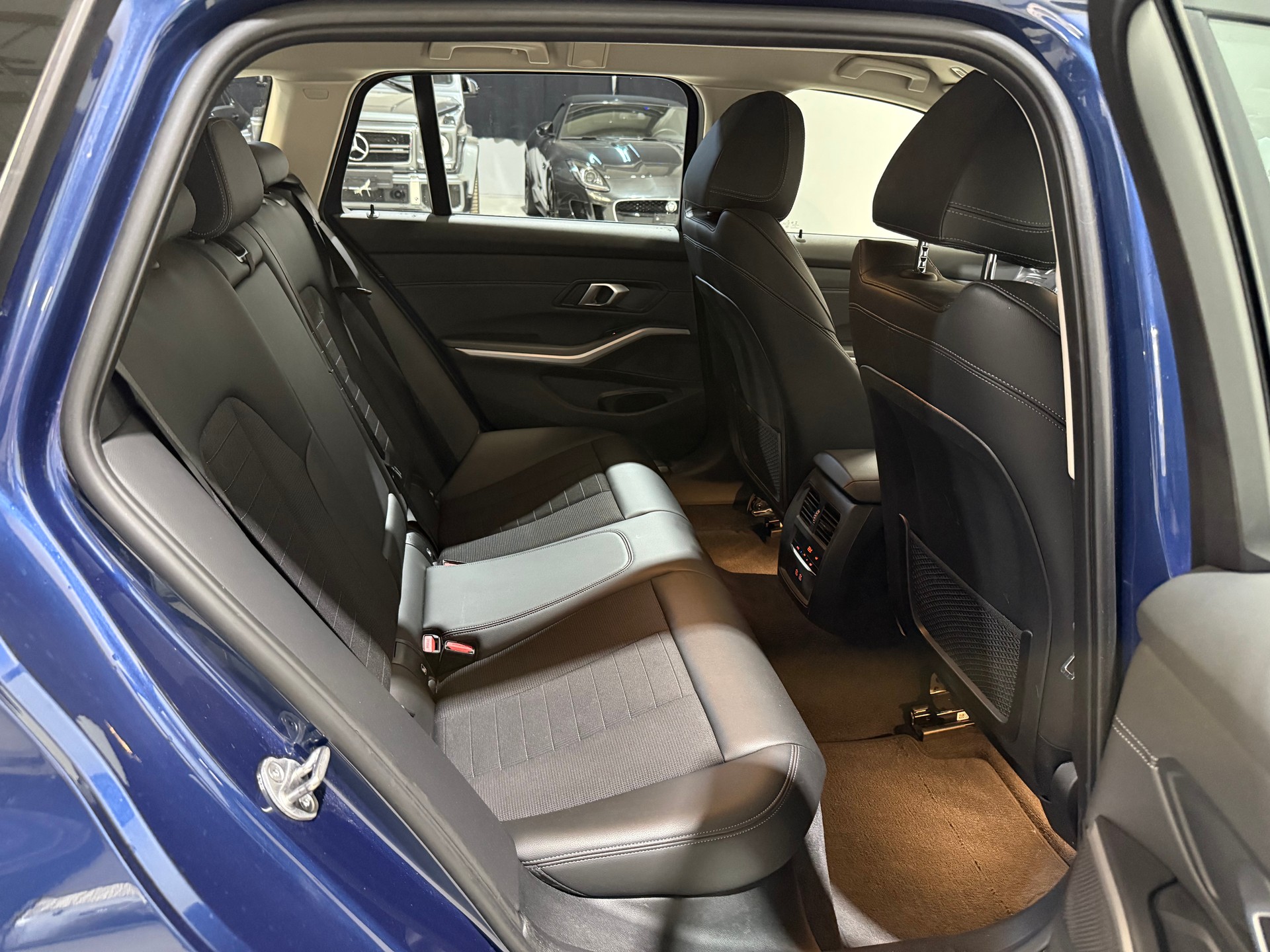 BMW 320d xDrive 48V Touring Steptronic-image-14