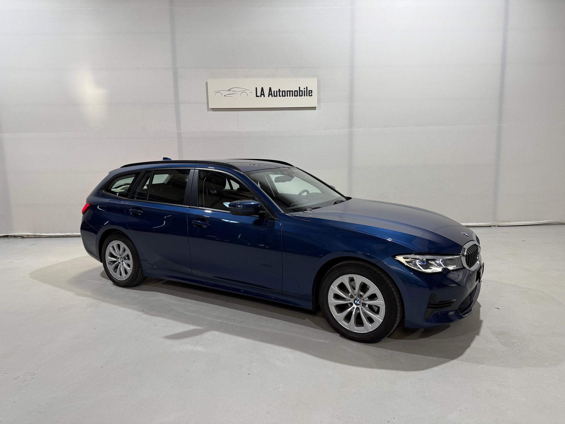 BMW 320d xDrive 48V Touring Steptronic-image-5
