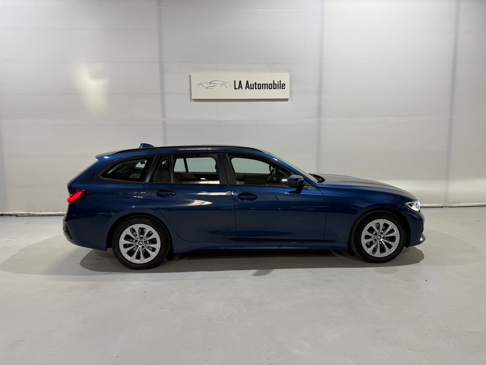 BMW 320d xDrive 48V Touring Steptronic-image-6
