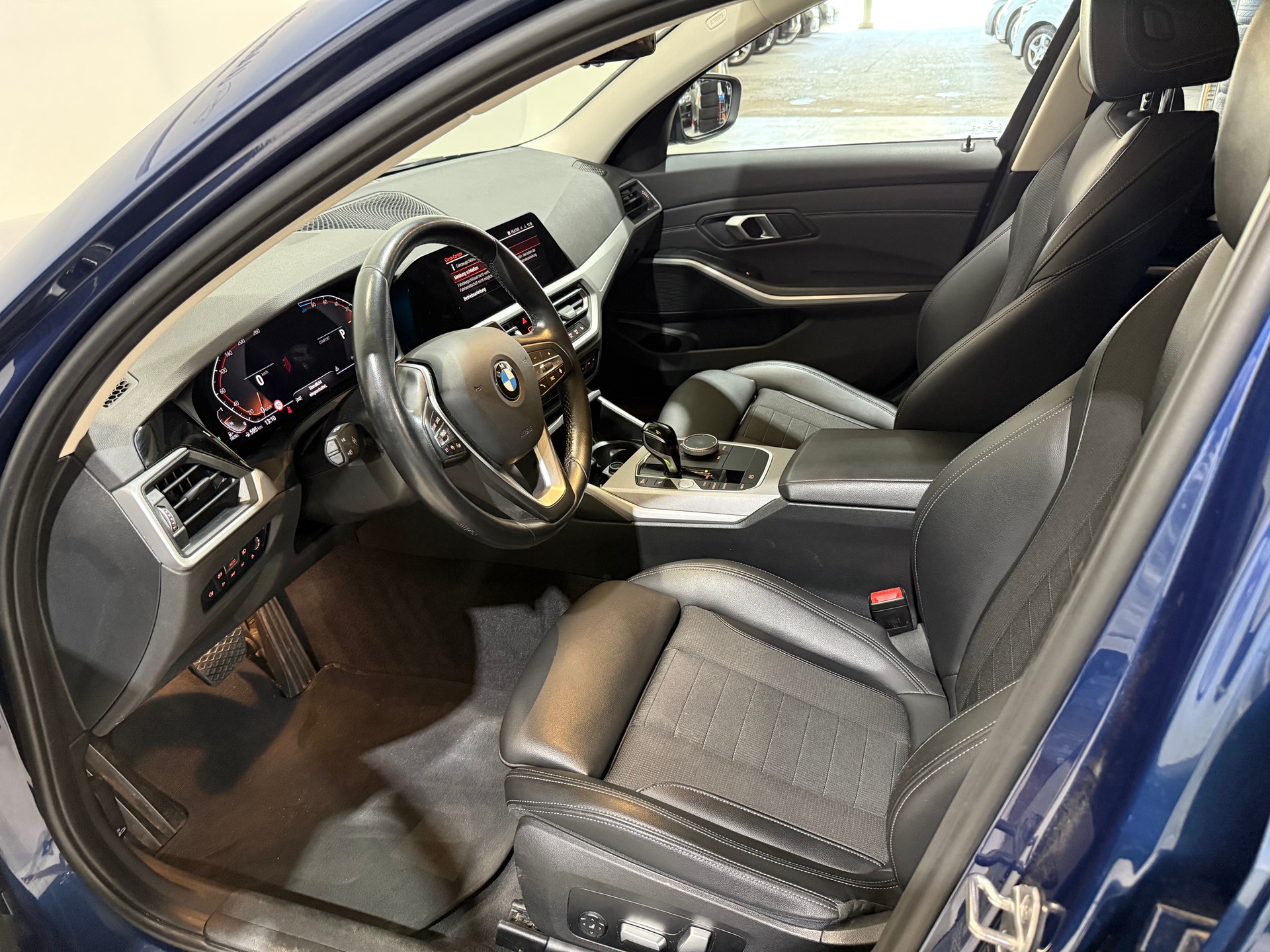 BMW 320d xDrive 48V Touring Steptronic-image-12