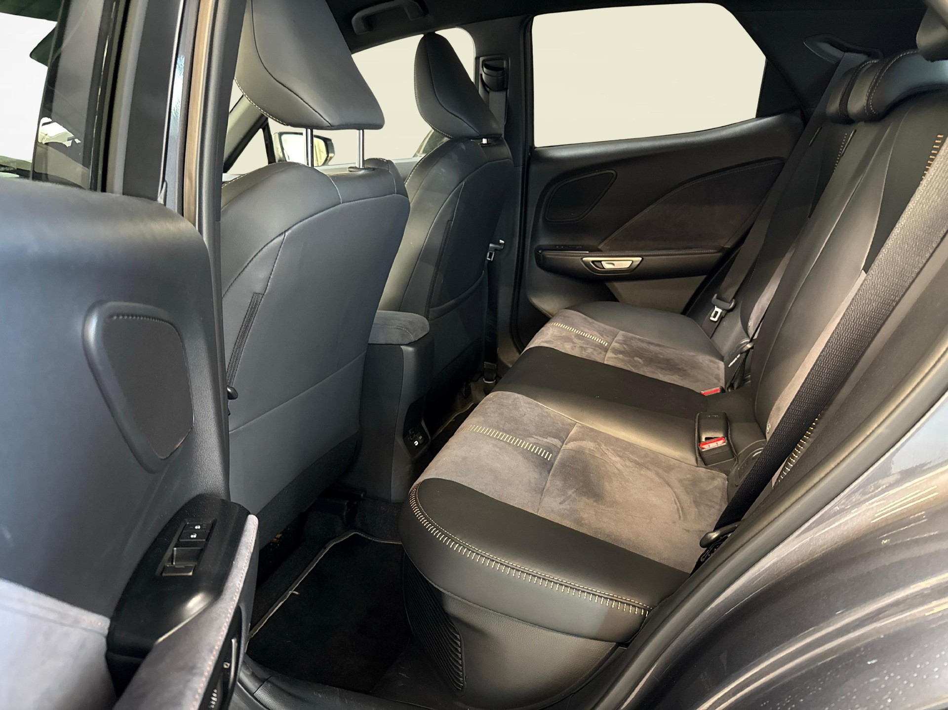 LEXUS LBX 1.5 Hybrid Cool AWD-image-10