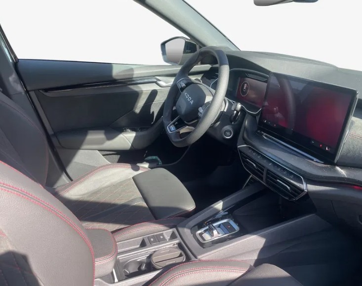SKODA Octavia Combi 2.0 TSI DSG RS 30 Years Edition-image-5