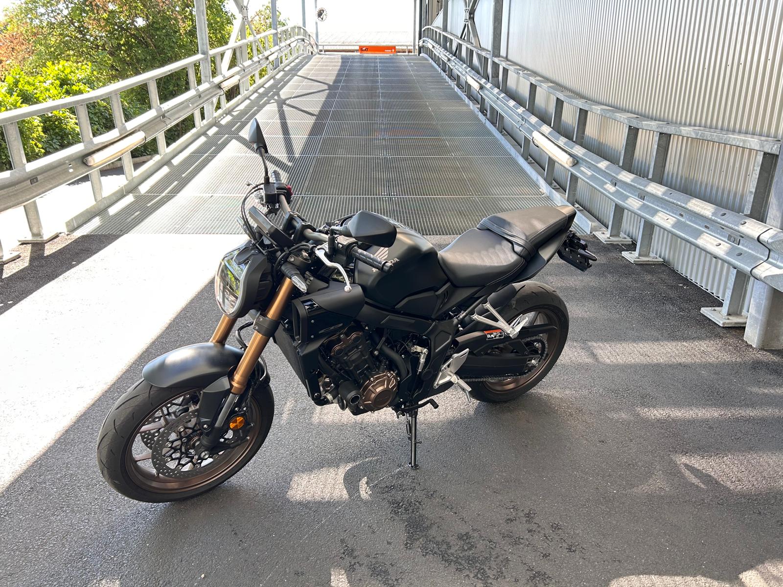 HONDA CBR 650-showroom-element-1