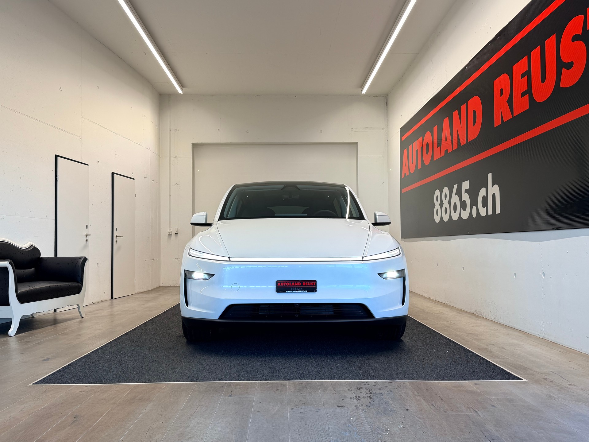 TESLA Model Y Long Range Premium AWD-image-2