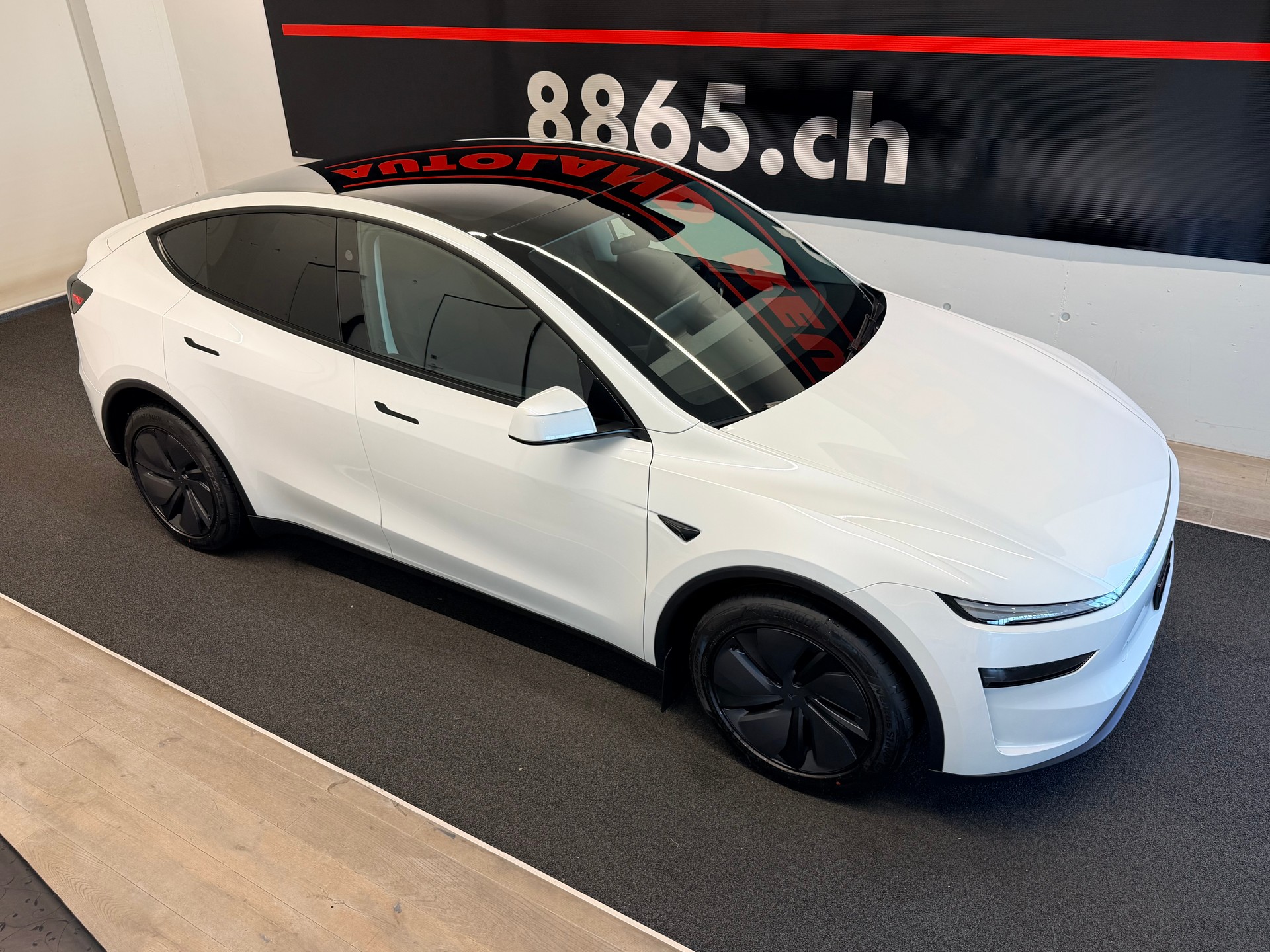 TESLA Model Y Long Range Premium AWD-image-4