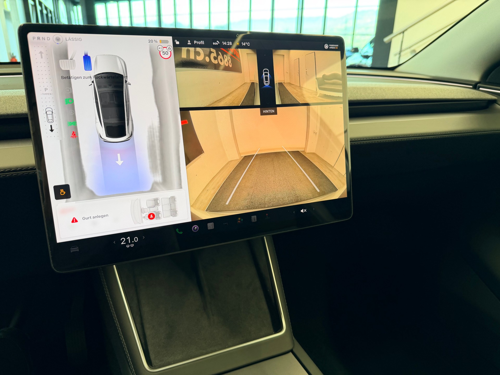 TESLA Model Y Long Range Premium AWD-image-21