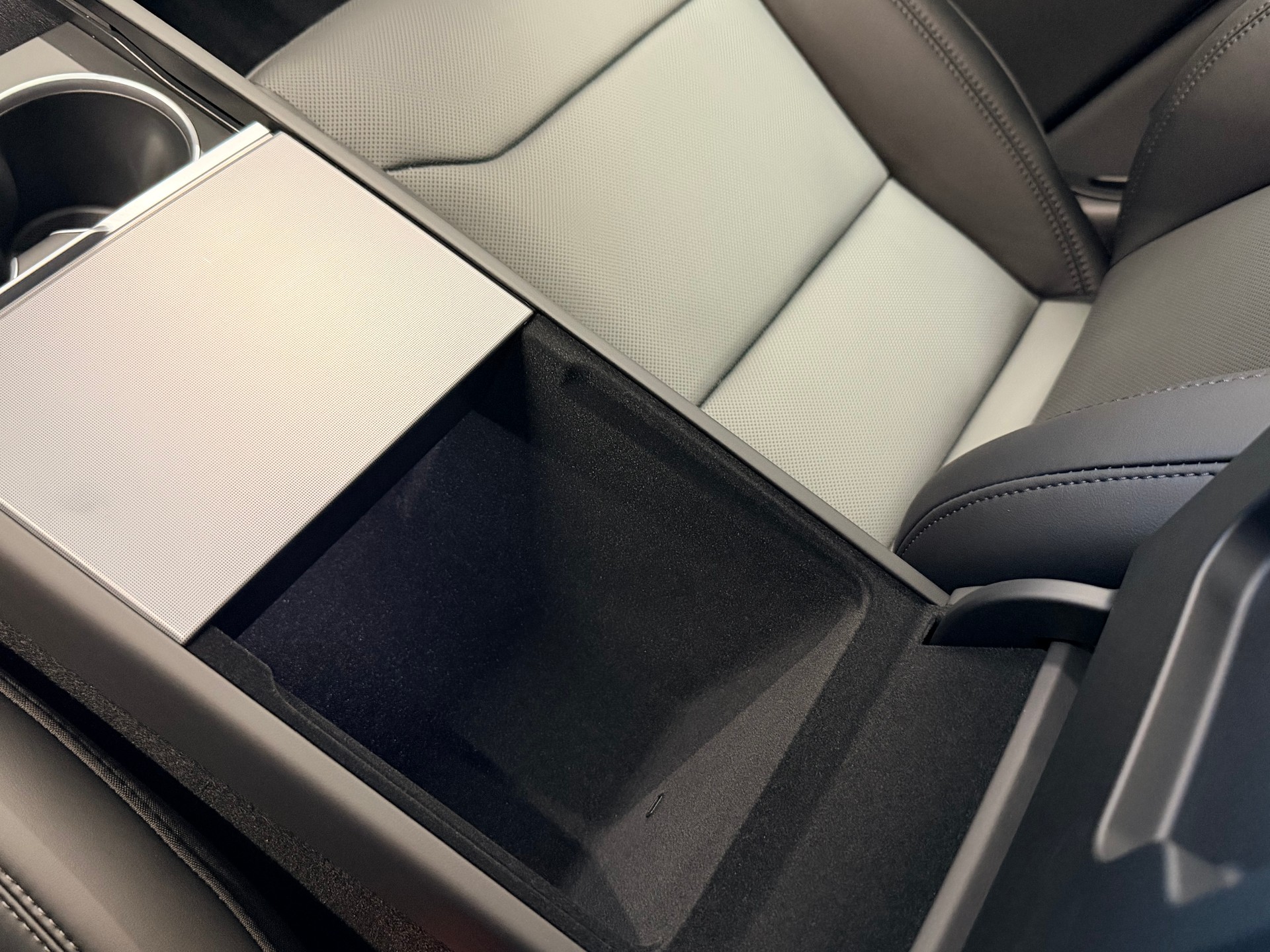 TESLA Model Y Long Range Premium AWD-image-25