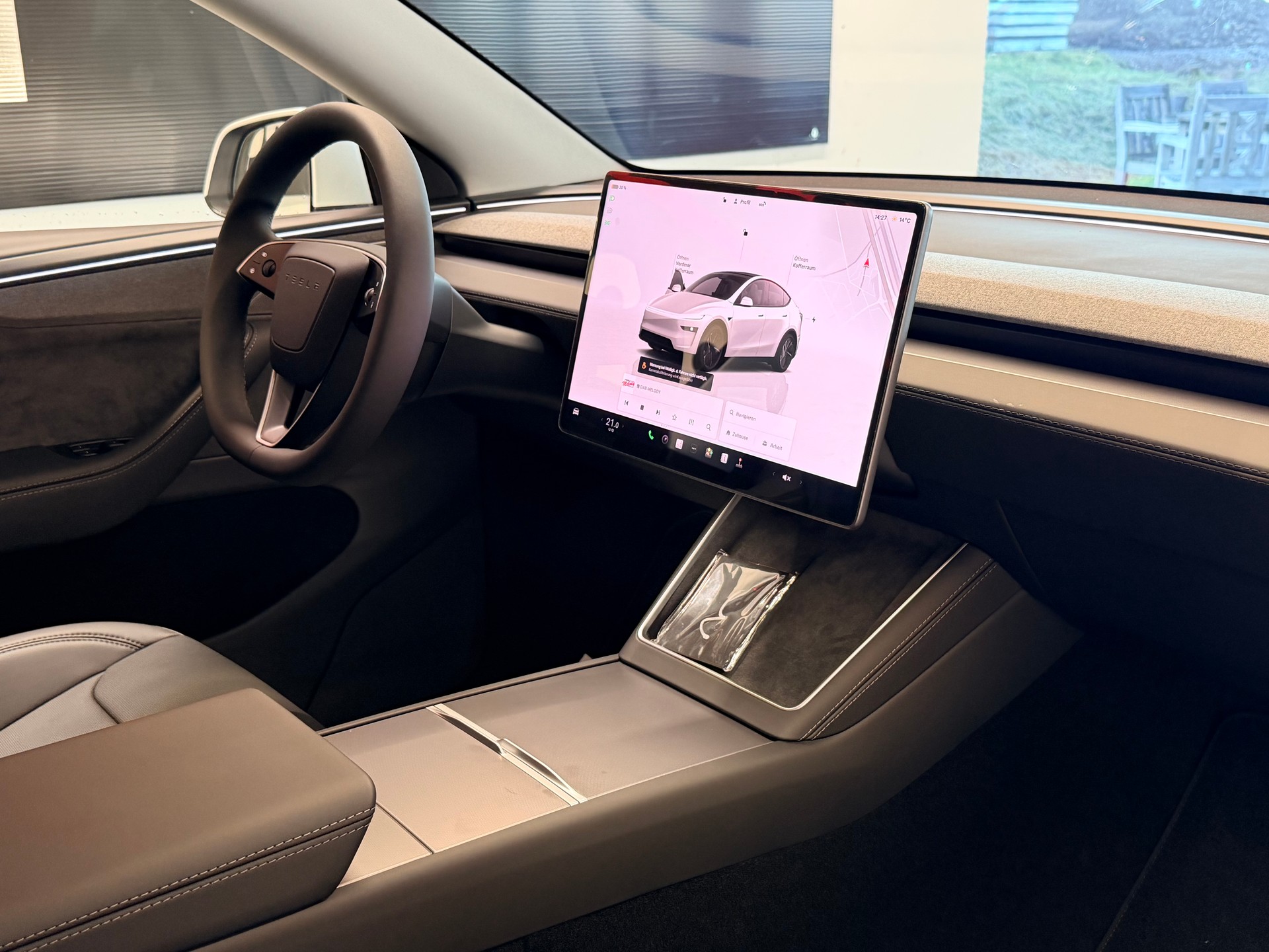 TESLA Model Y Long Range Premium AWD-image-18