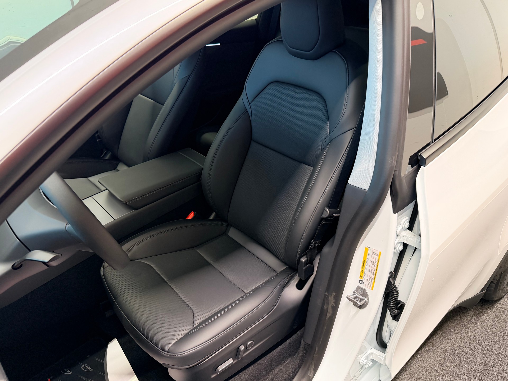 TESLA Model Y Long Range Premium AWD-image-12