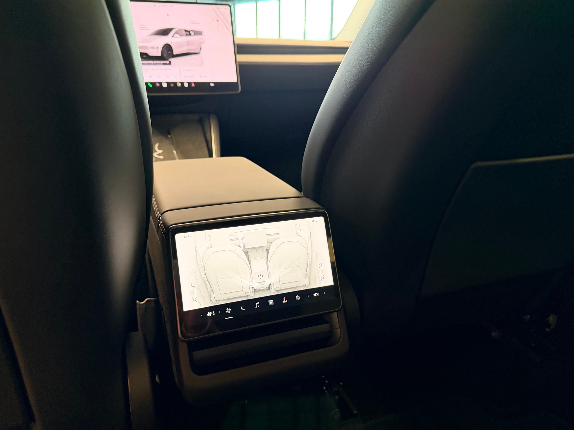TESLA Model Y Long Range Premium AWD-image-15