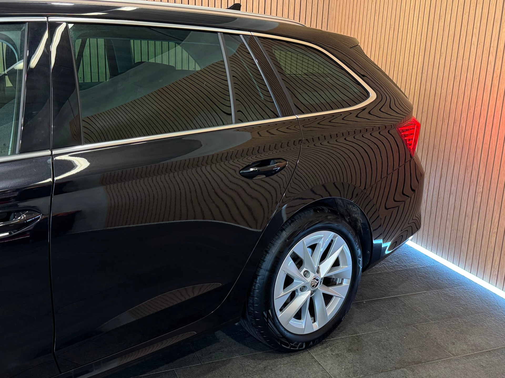 SKODA Octavia Combi 1.5 TSI mHEV DSG Selection-showroom-element-3