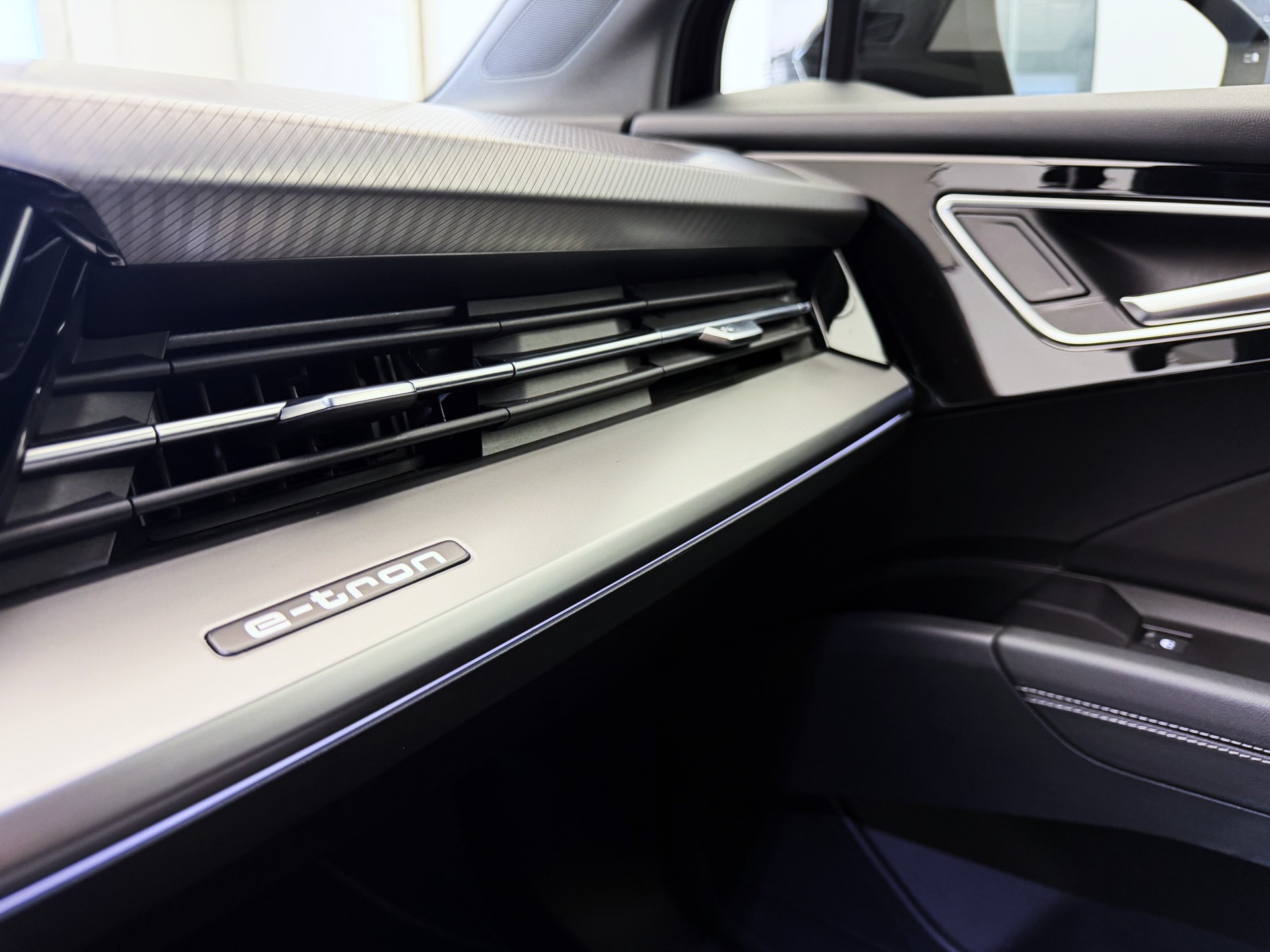 AUDI Q4 e-tron 50 quattro-image-17