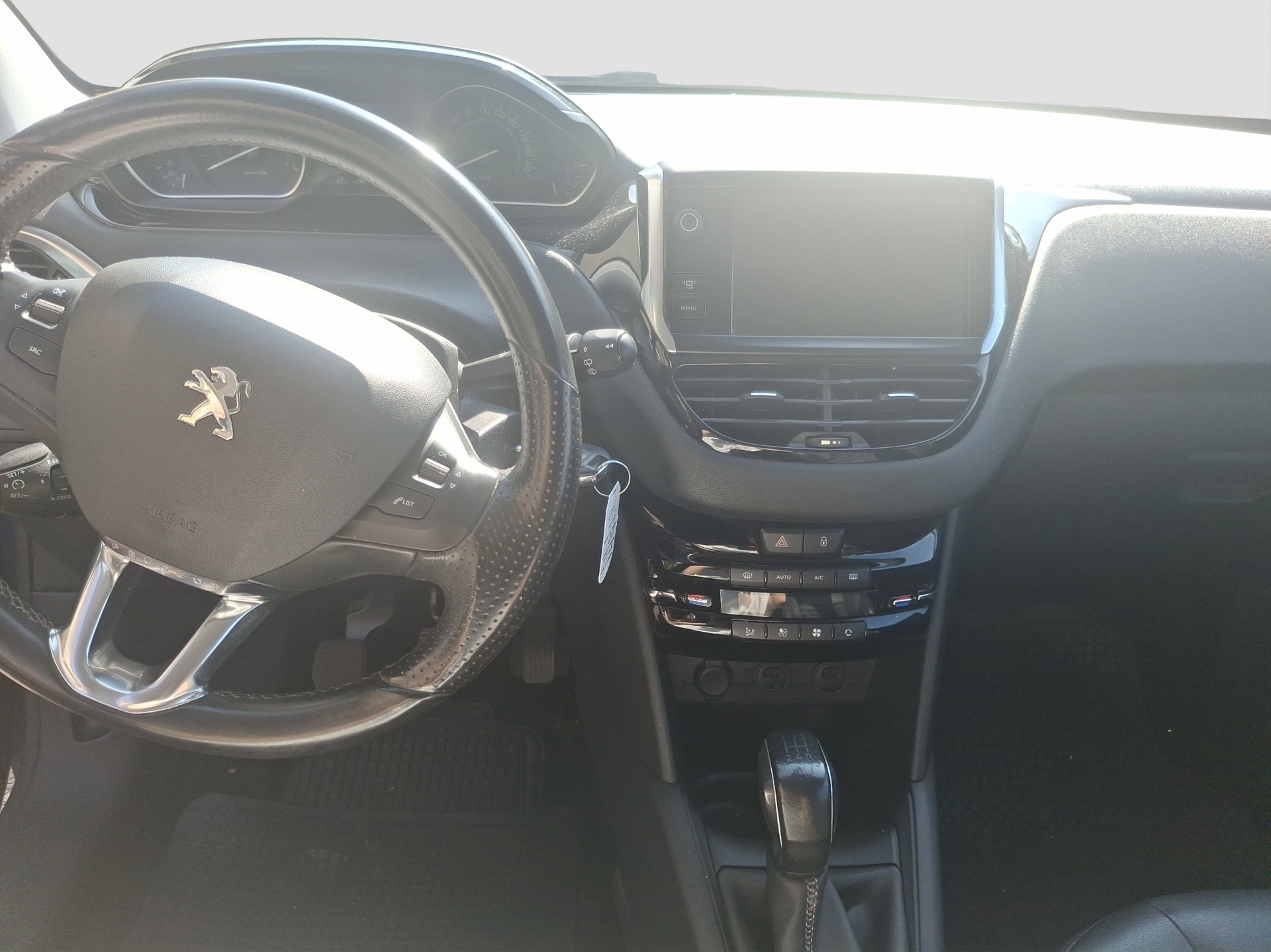 PEUGEOT 208 1.6 VTI Allure-image-9
