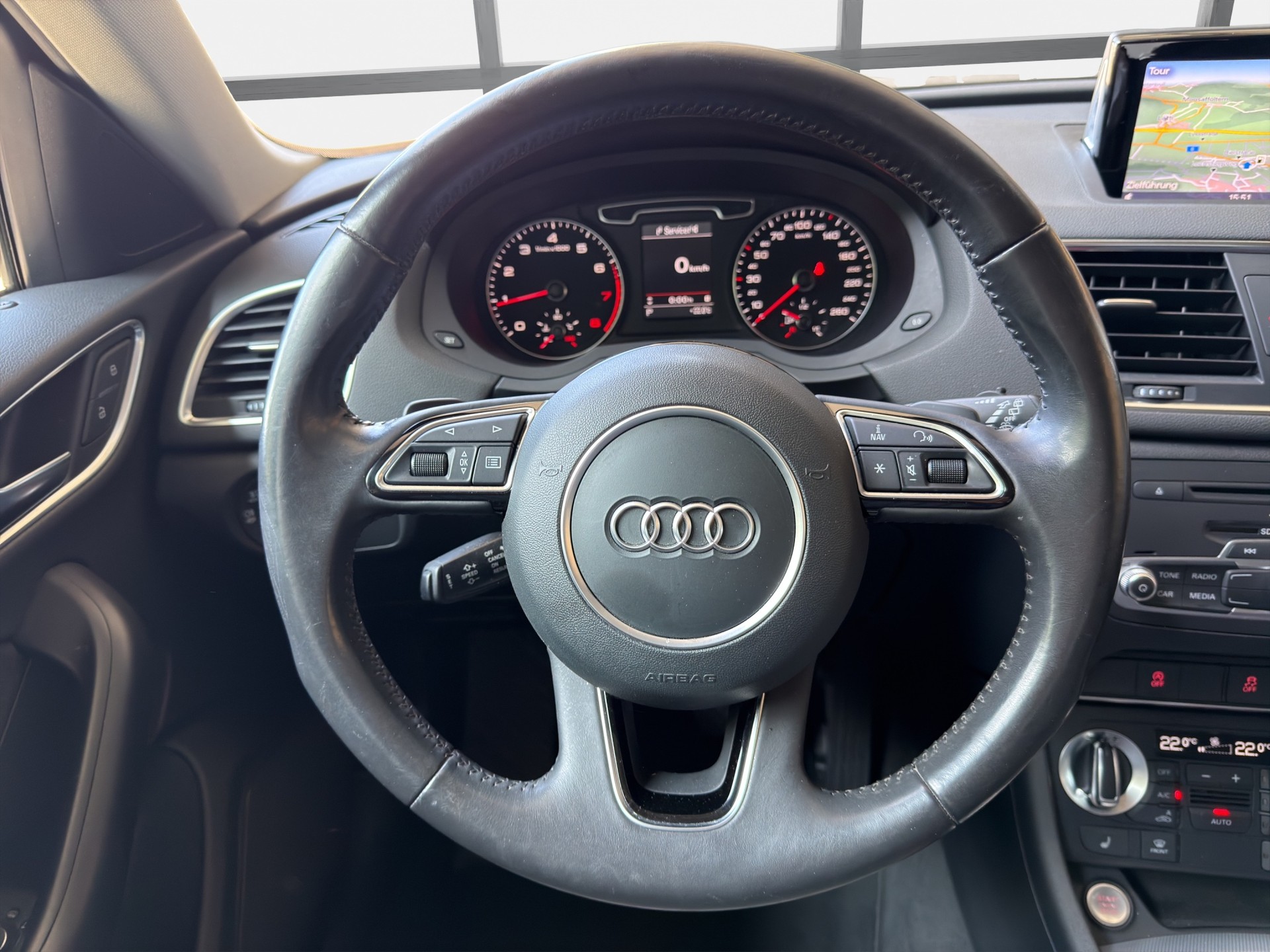 AUDI Q3 2.0 TFSI quattro S-tronic-image-8