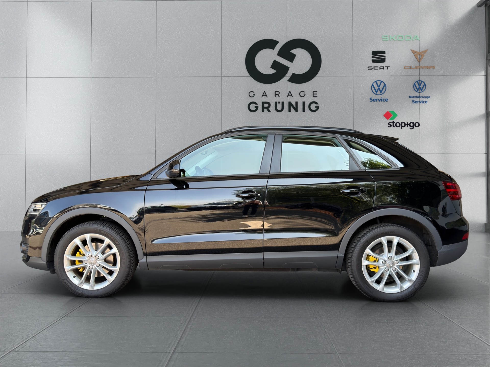 AUDI Q3 2.0 TFSI quattro S-tronic-showroom-element-2