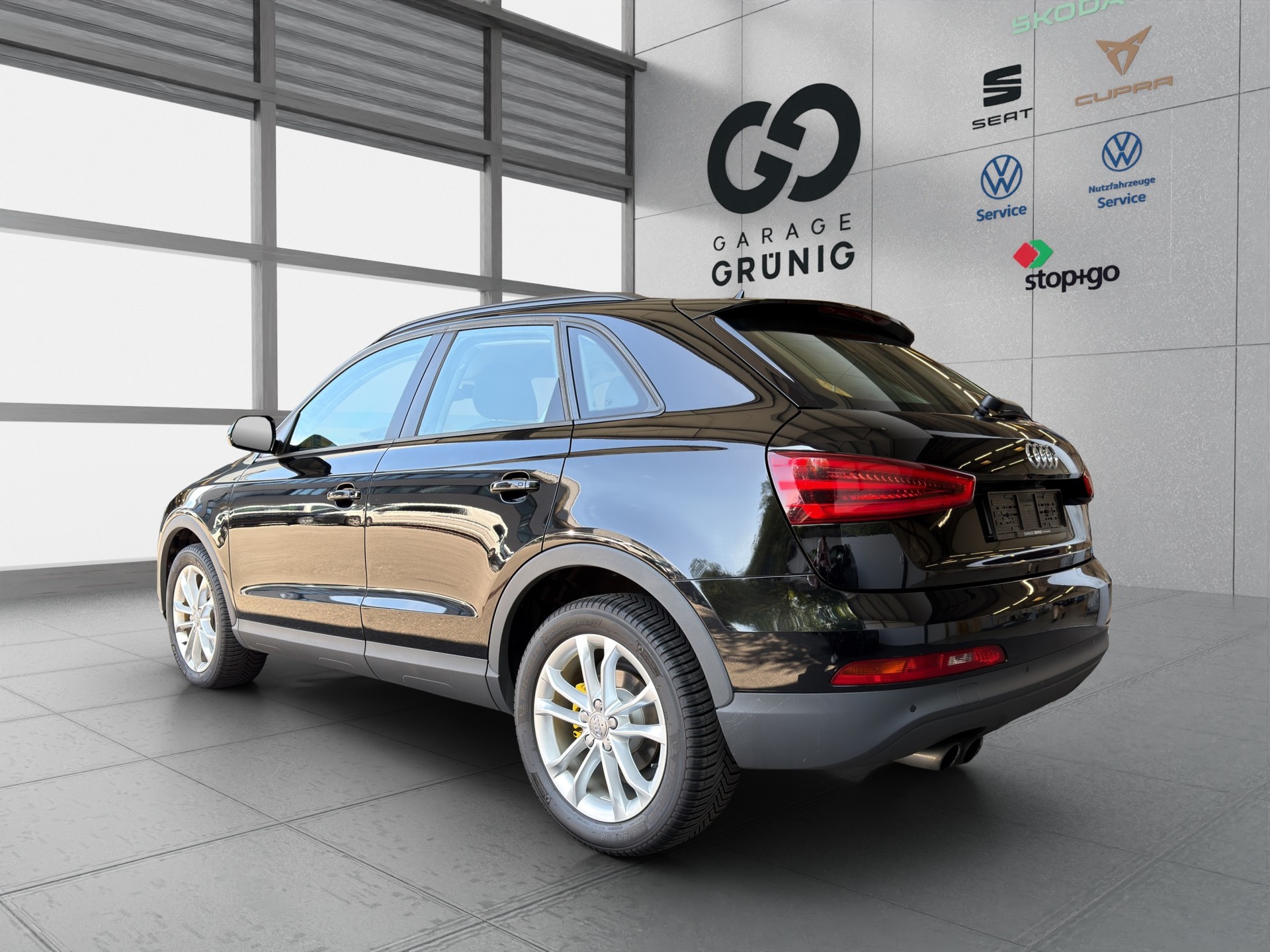 AUDI Q3 2.0 TFSI quattro S-tronic-showroom-element-3