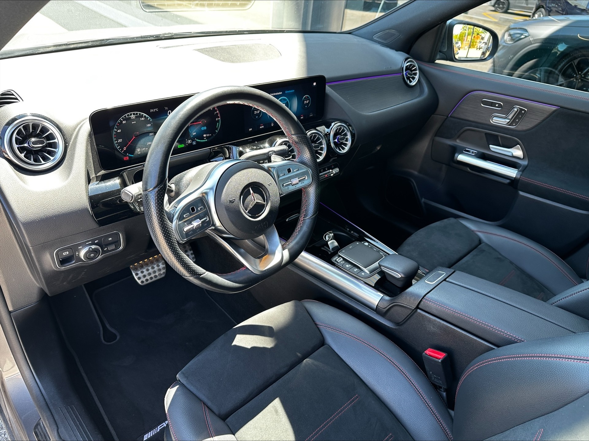 MERCEDES-BENZ GLA 250e AMG Line 8G-DCT-image-4
