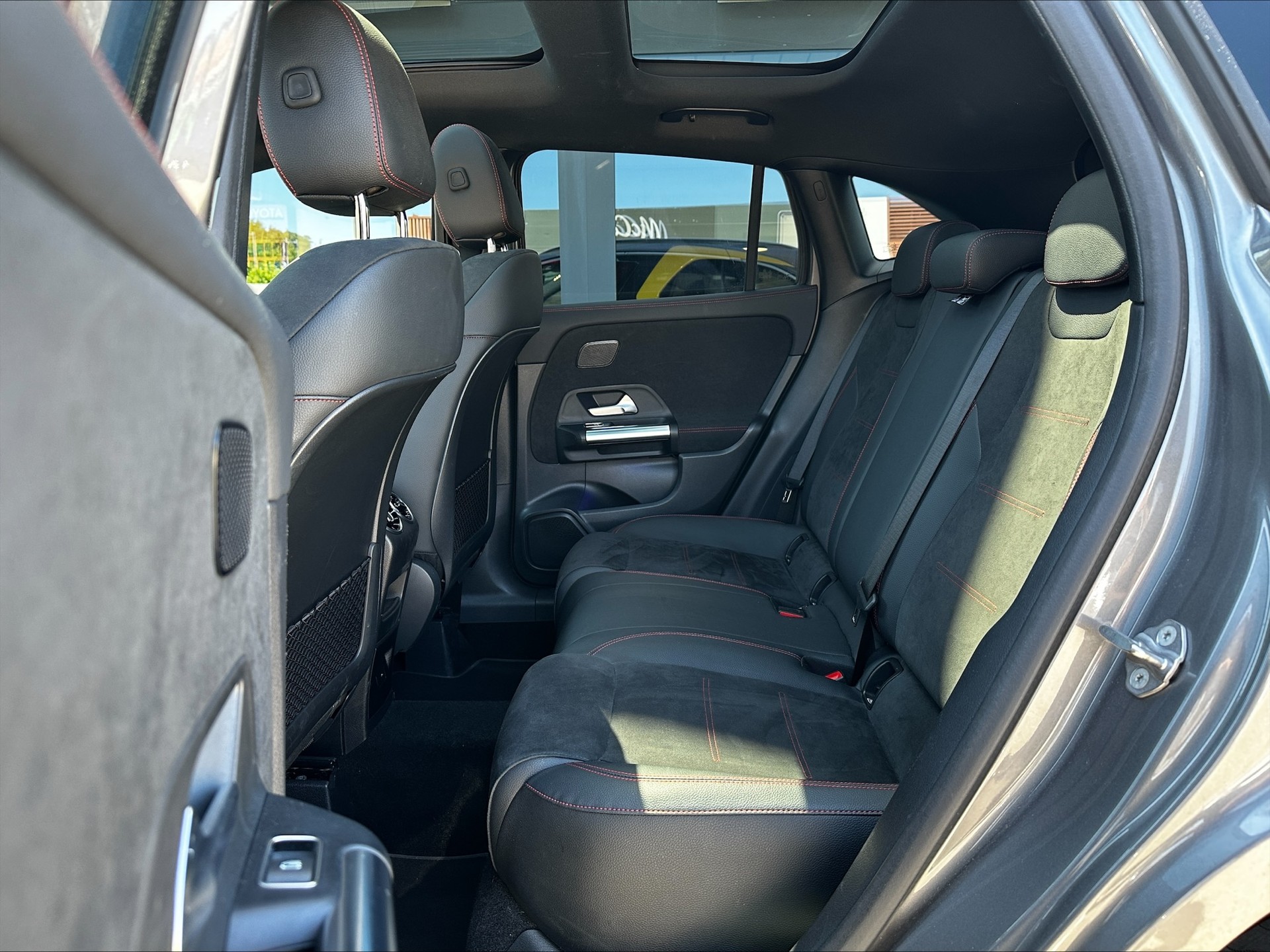 MERCEDES-BENZ GLA 250e AMG Line 8G-DCT-image-8