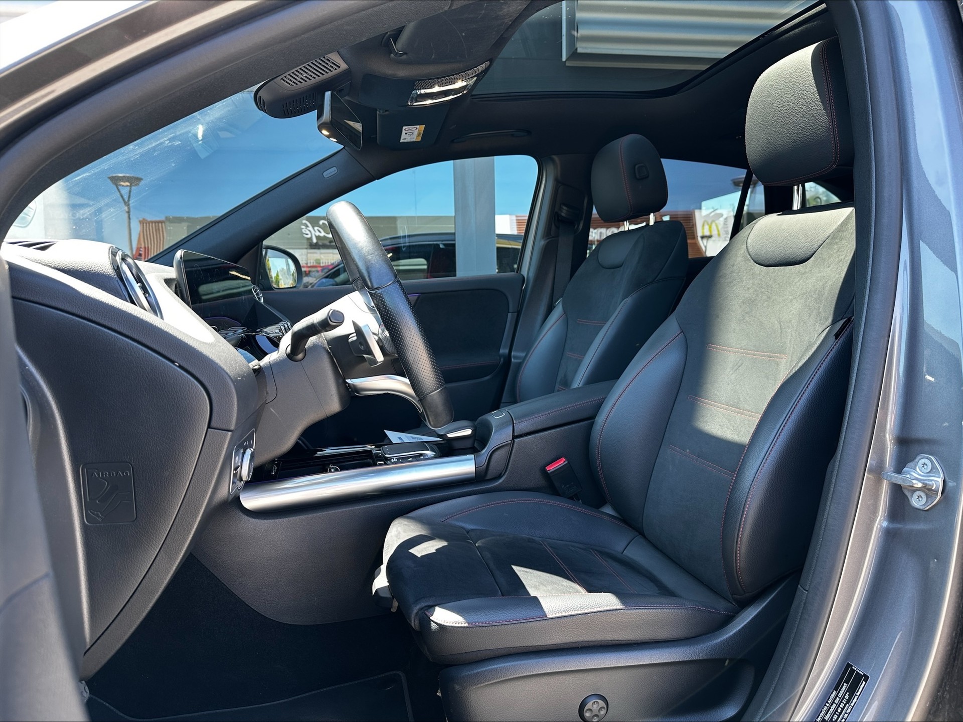 MERCEDES-BENZ GLA 250e AMG Line 8G-DCT-image-3