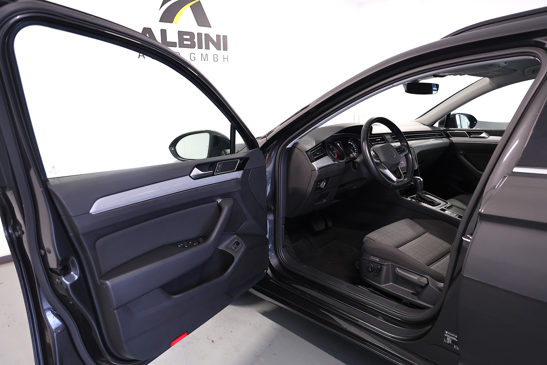 VW Passat Variant 2.0 TDI 150 Business DSG-image-4