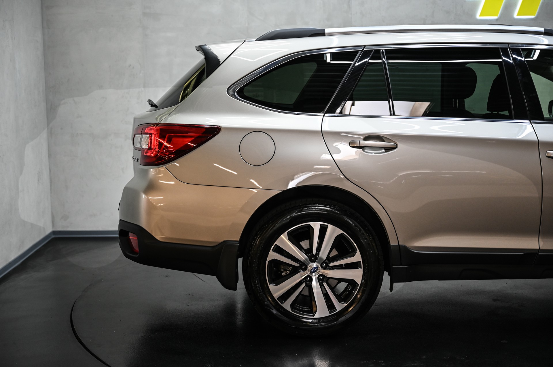 SUBARU Outback 2.5i Luxury-image-12