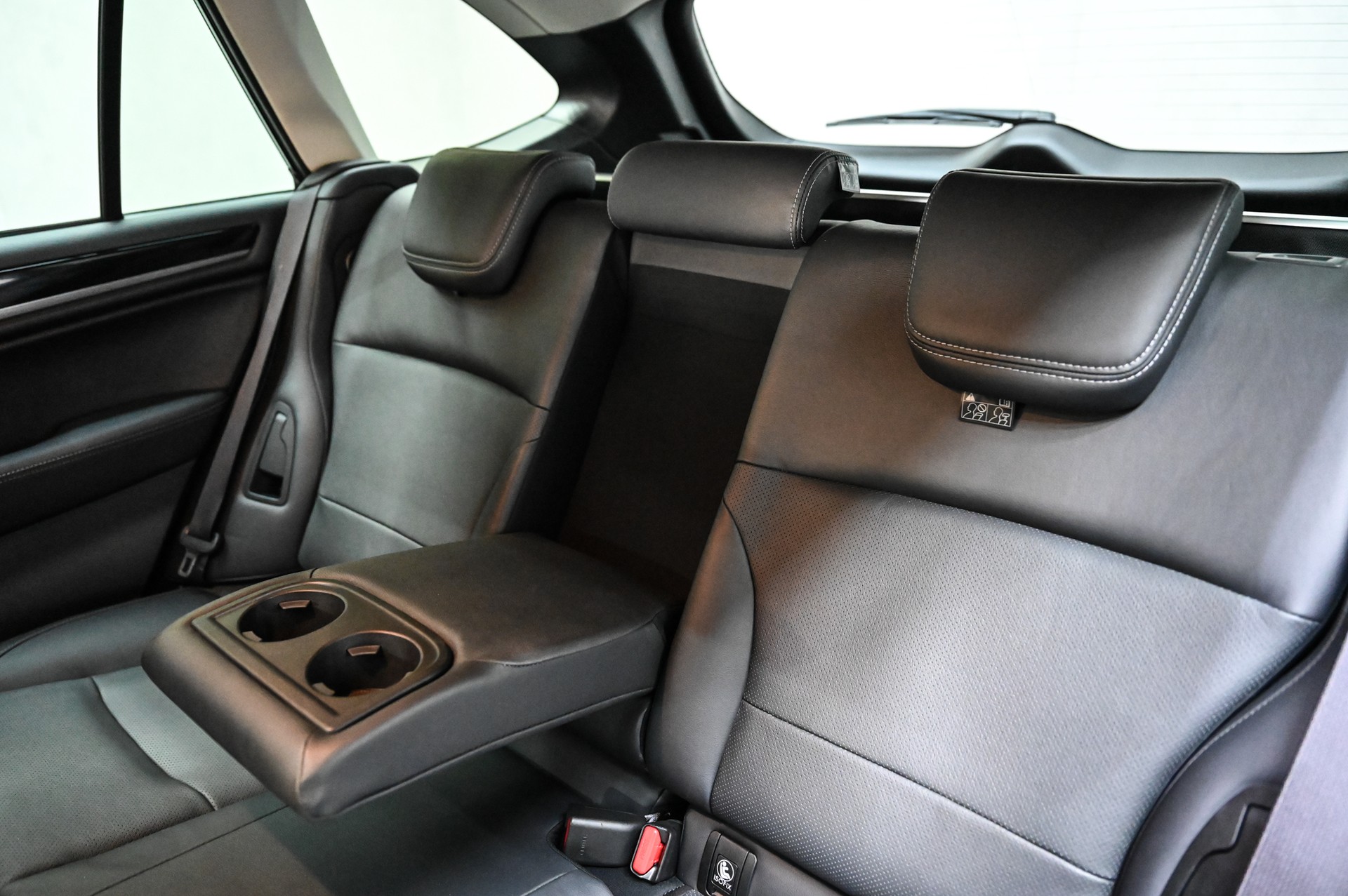 SUBARU Outback 2.5i Luxury-image-24