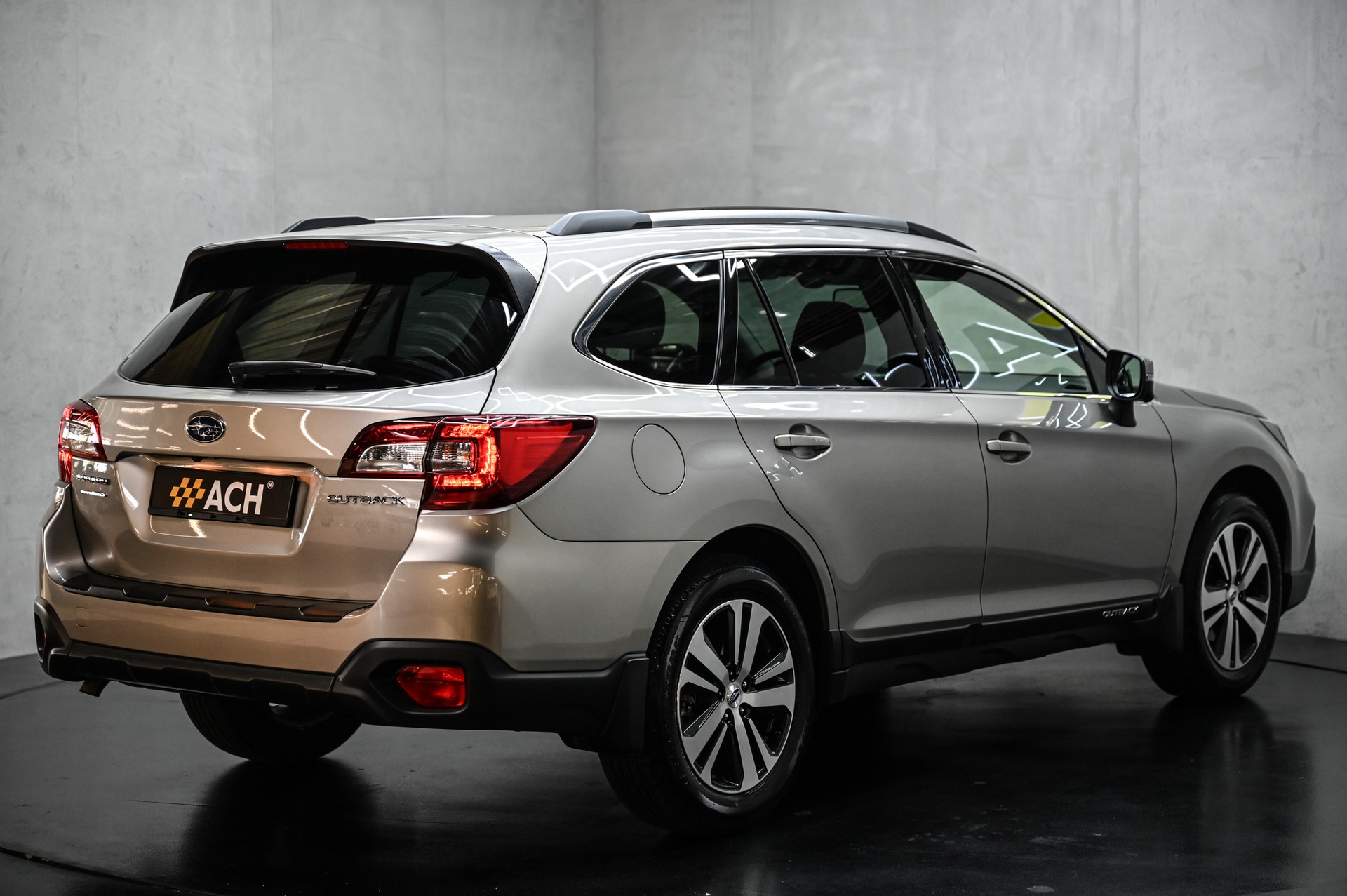 SUBARU Outback 2.5i Luxury-image-5