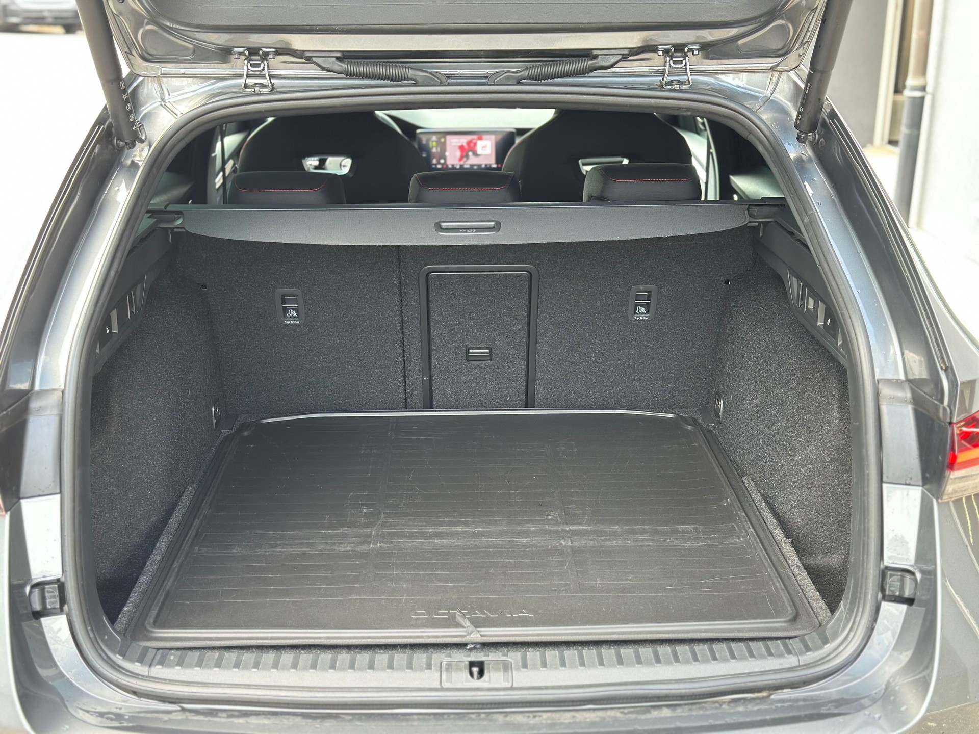 SKODA Octavia Combi 2.0 TDI DSG RS 4x4-image-8