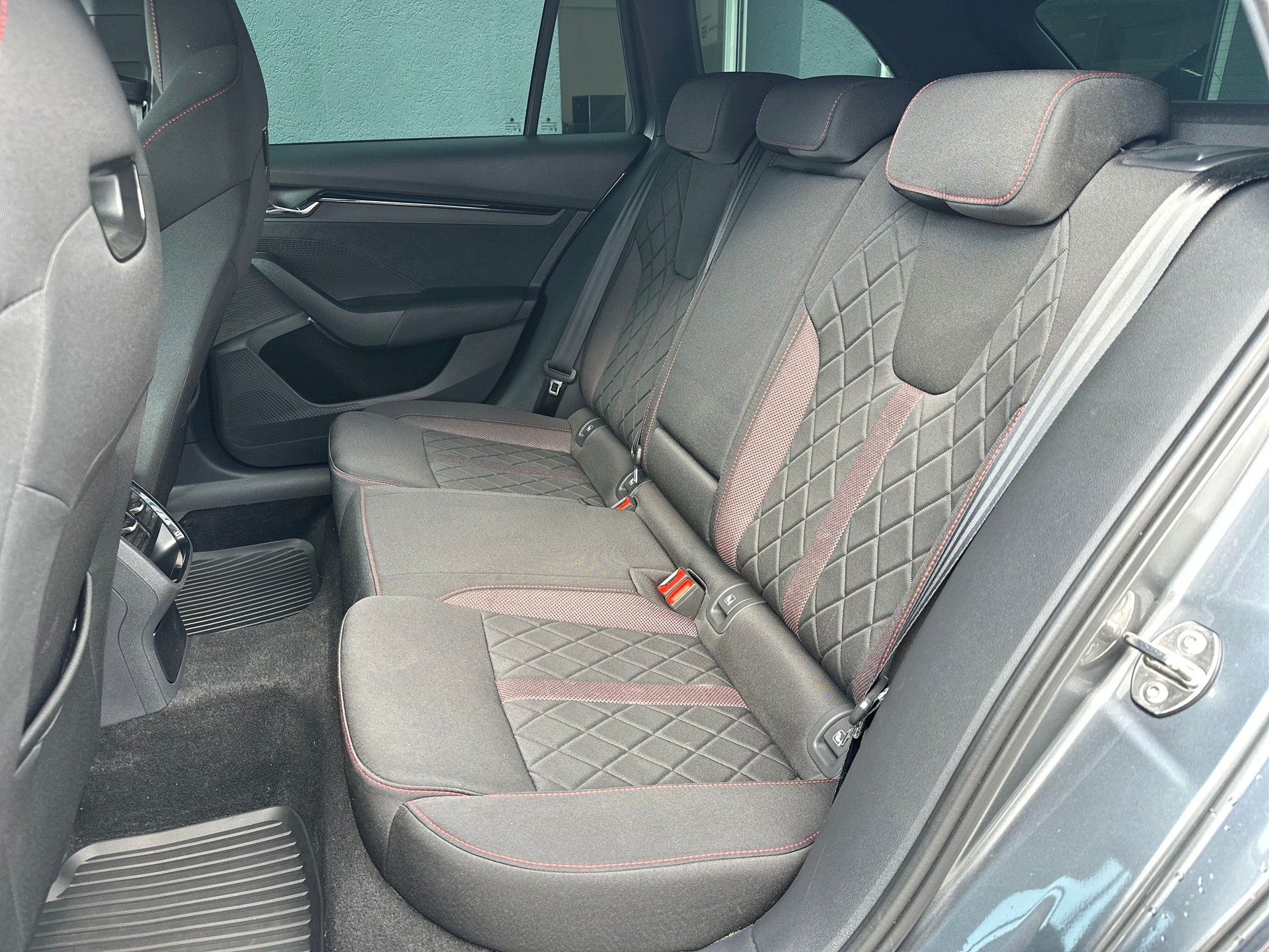 SKODA Octavia Combi 2.0 TDI DSG RS 4x4-image-7