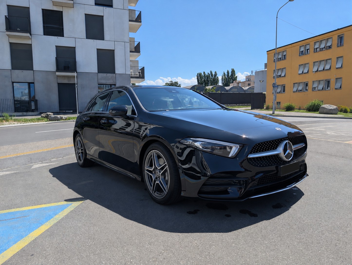 MERCEDES-BENZ A 200 AMG Line-image-1