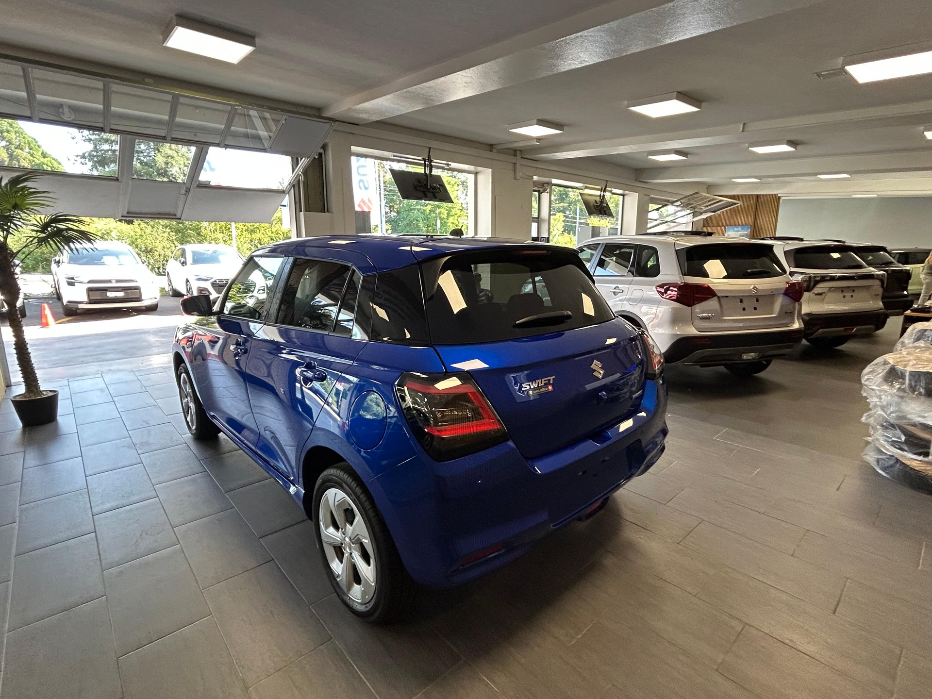 SUZUKI Swift 1.2 Piz Sulai Hybrid 4x4 4 ROUES HIVER OFFERT-image-4